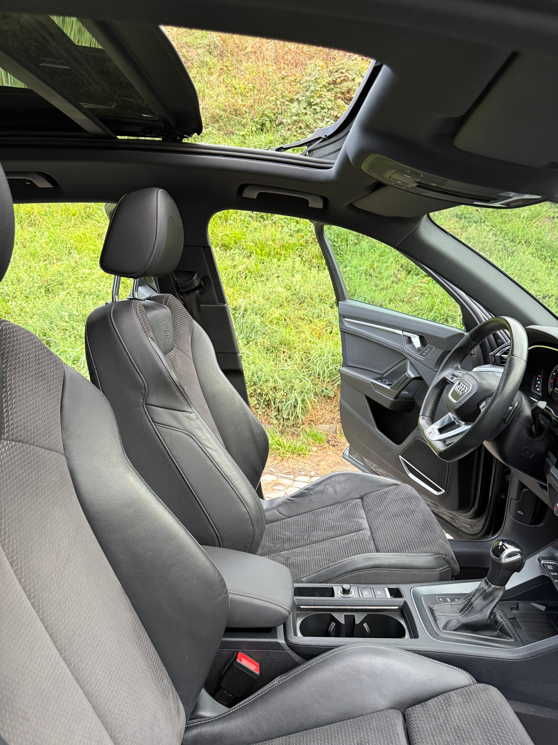 AUDI Q3 40 TFSI S line quattro S-tronic-image-6