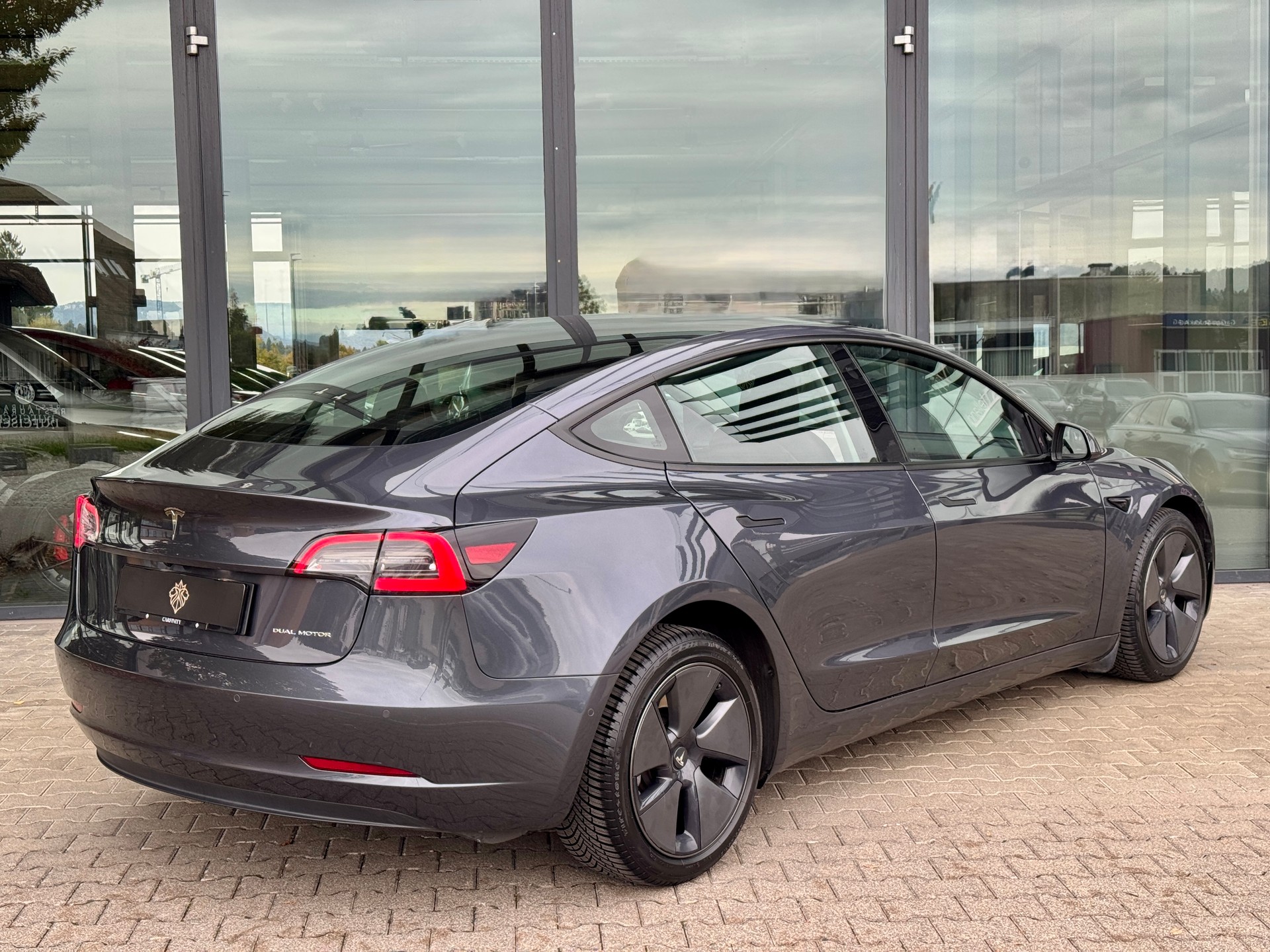 TESLA Model 3 Long Range Dual Motor AWD-showroom-element-3