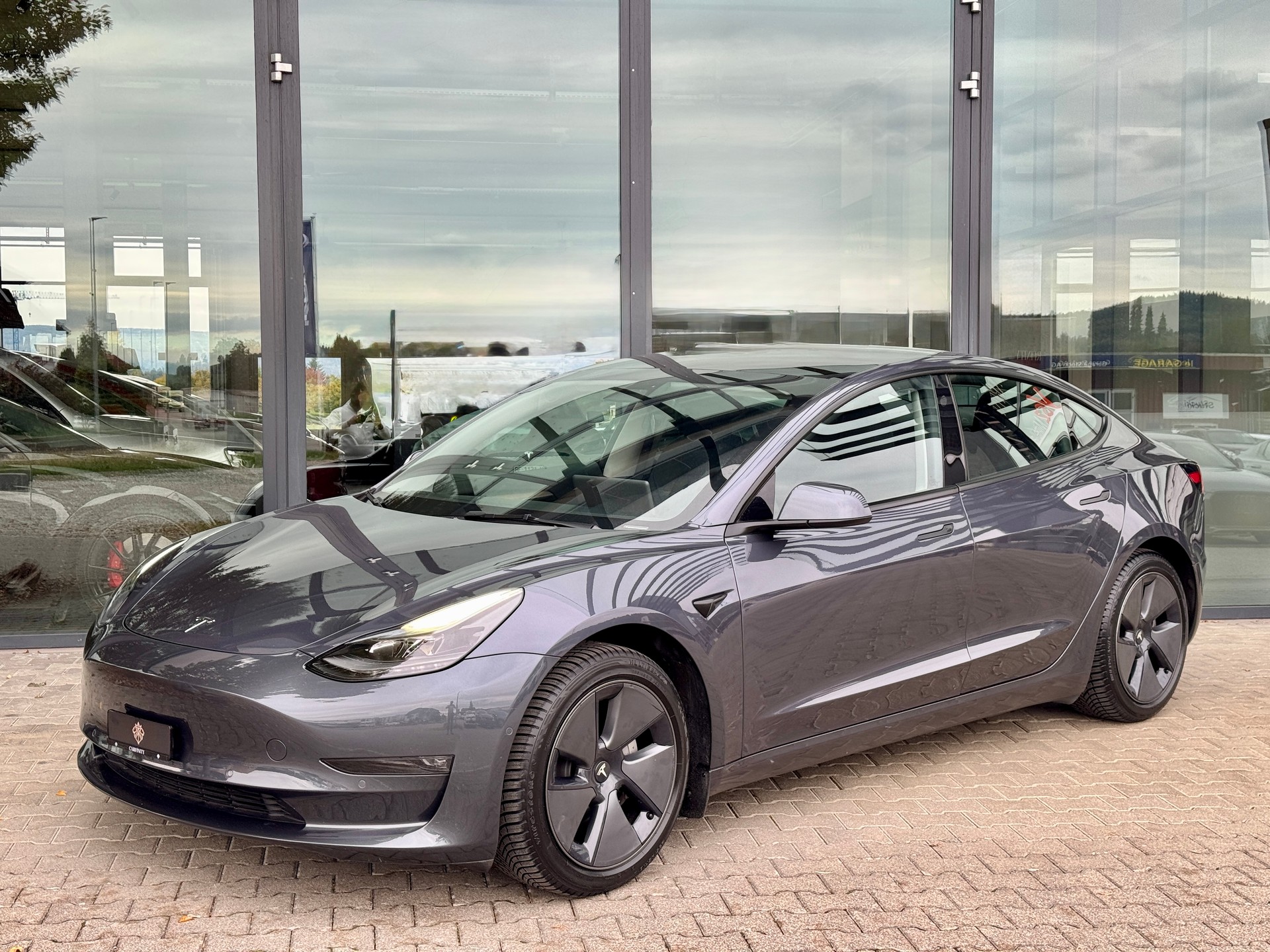 TESLA Model 3 Long Range Dual Motor AWD-showroom-element-2