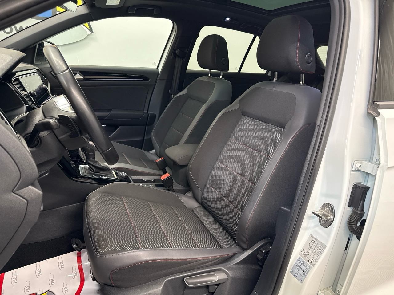 VW T-Roc 2.0TSI Sport Black Style 4Motion 190HP-showroom-element-3