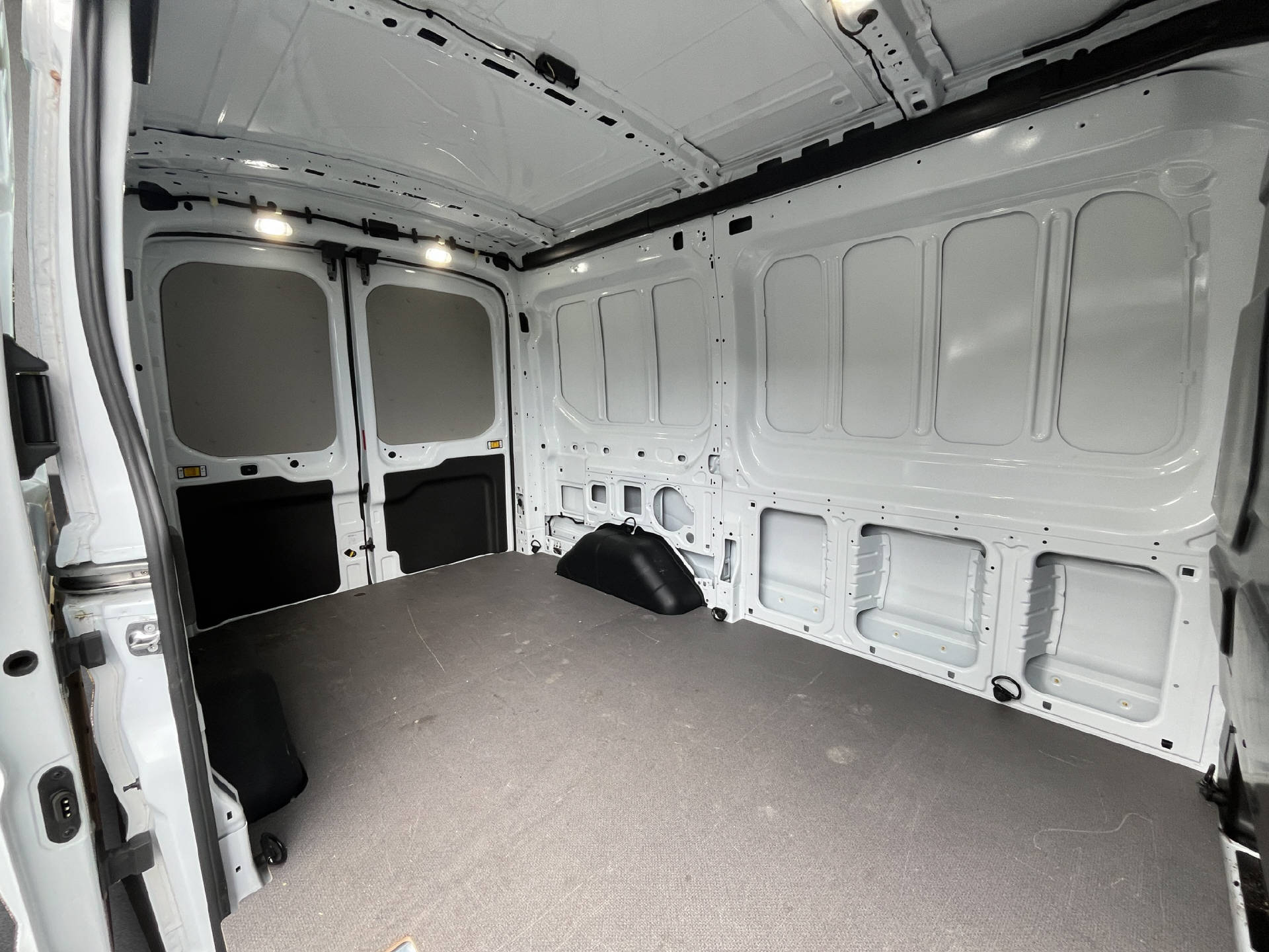 FORD E-Transit Van 350 L2H2 67kWh Trend-image-31