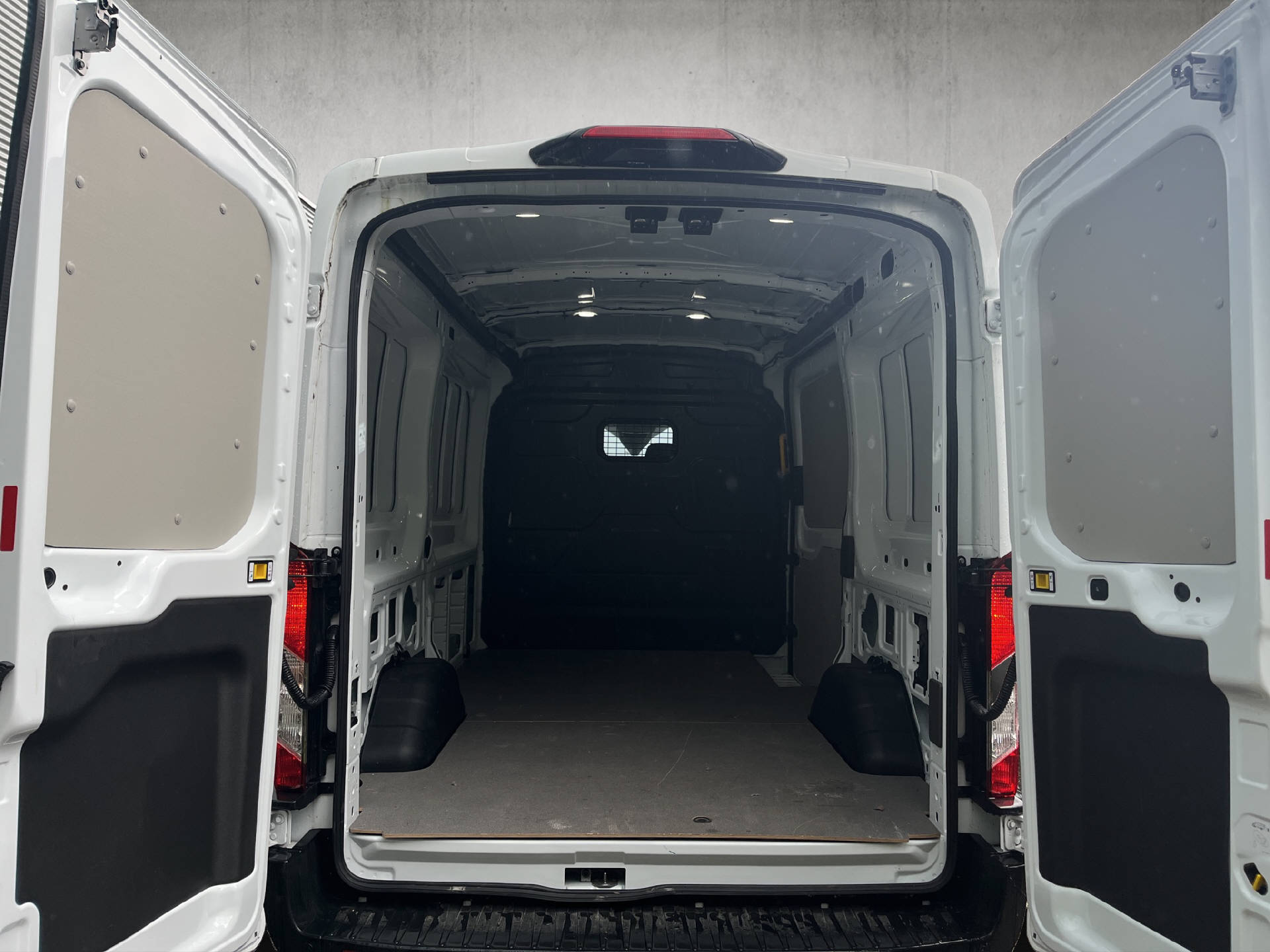 FORD E-Transit Van 350 L2H2 67kWh Trend-image-28