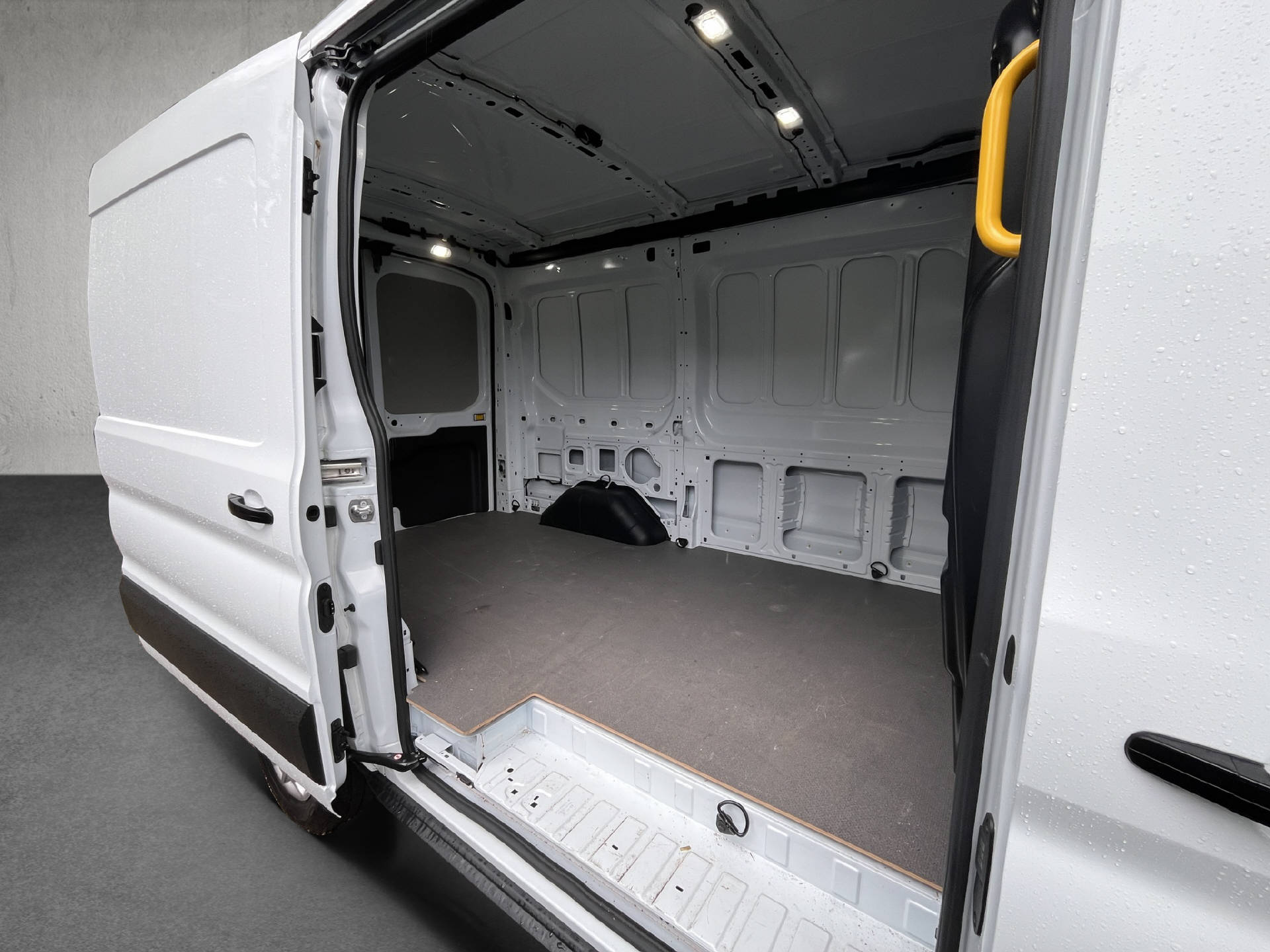 FORD E-Transit Van 350 L2H2 67kWh Trend-image-29
