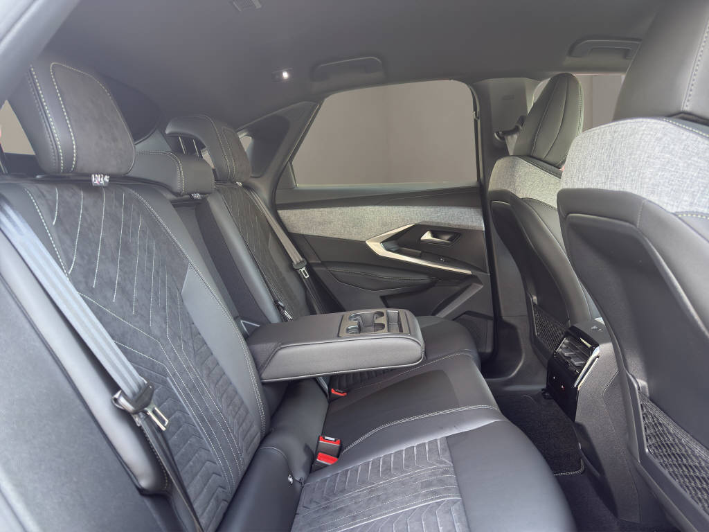 PEUGEOT 3008 Electrique 210ch GT-image-6