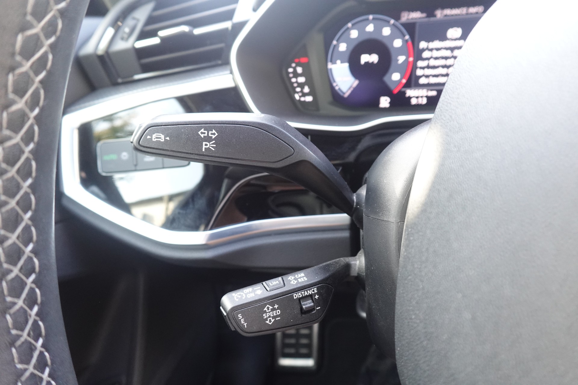 AUDI Q3 40 TFSI advanced quattro S-tronic-image-9