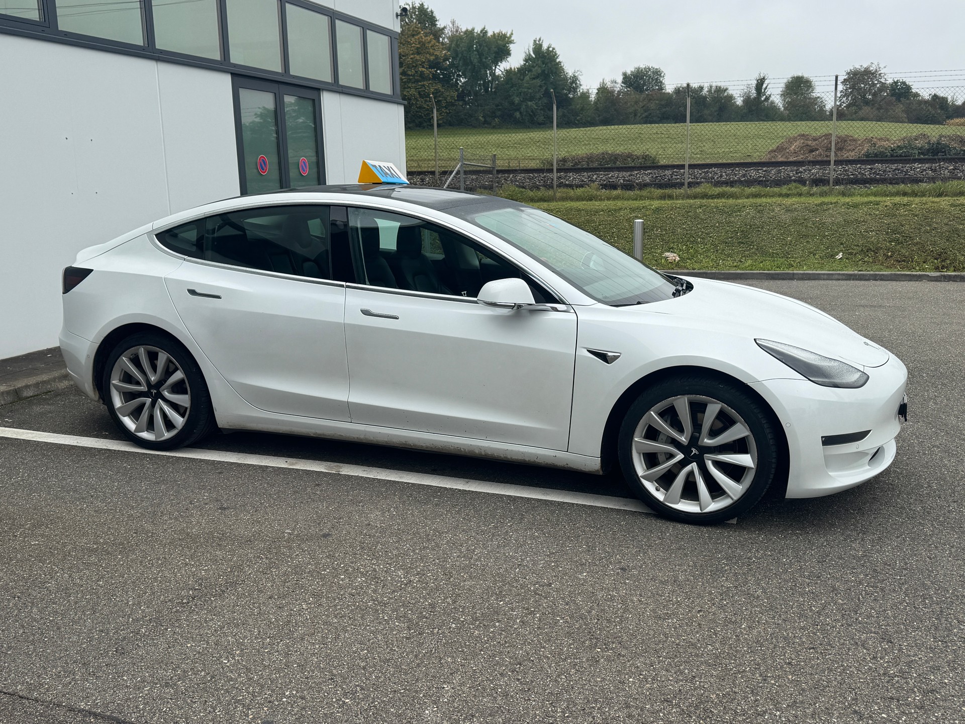 TESLA Model 3 Long Range Dual Motor AWD-showroom-element-1
