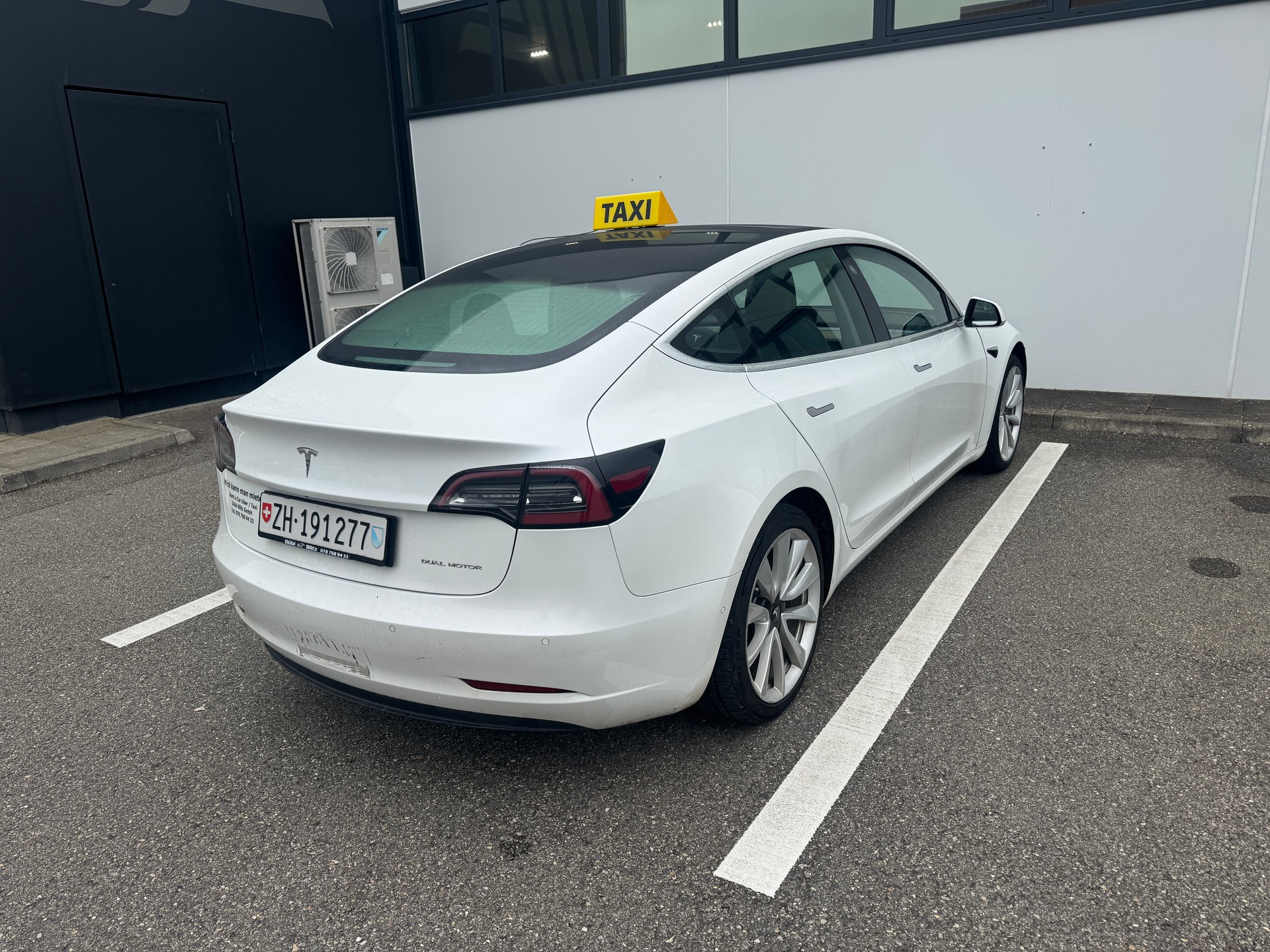 TESLA Model 3 Long Range Dual Motor AWD-showroom-element-3