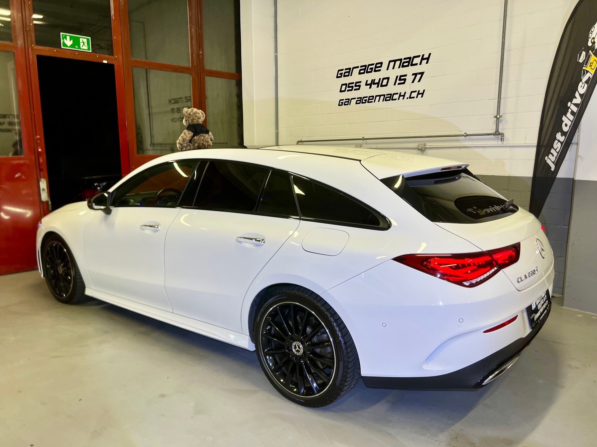 MERCEDES-BENZ CLA Shooting Brake 220 7G-DCT AMG Line-image-4