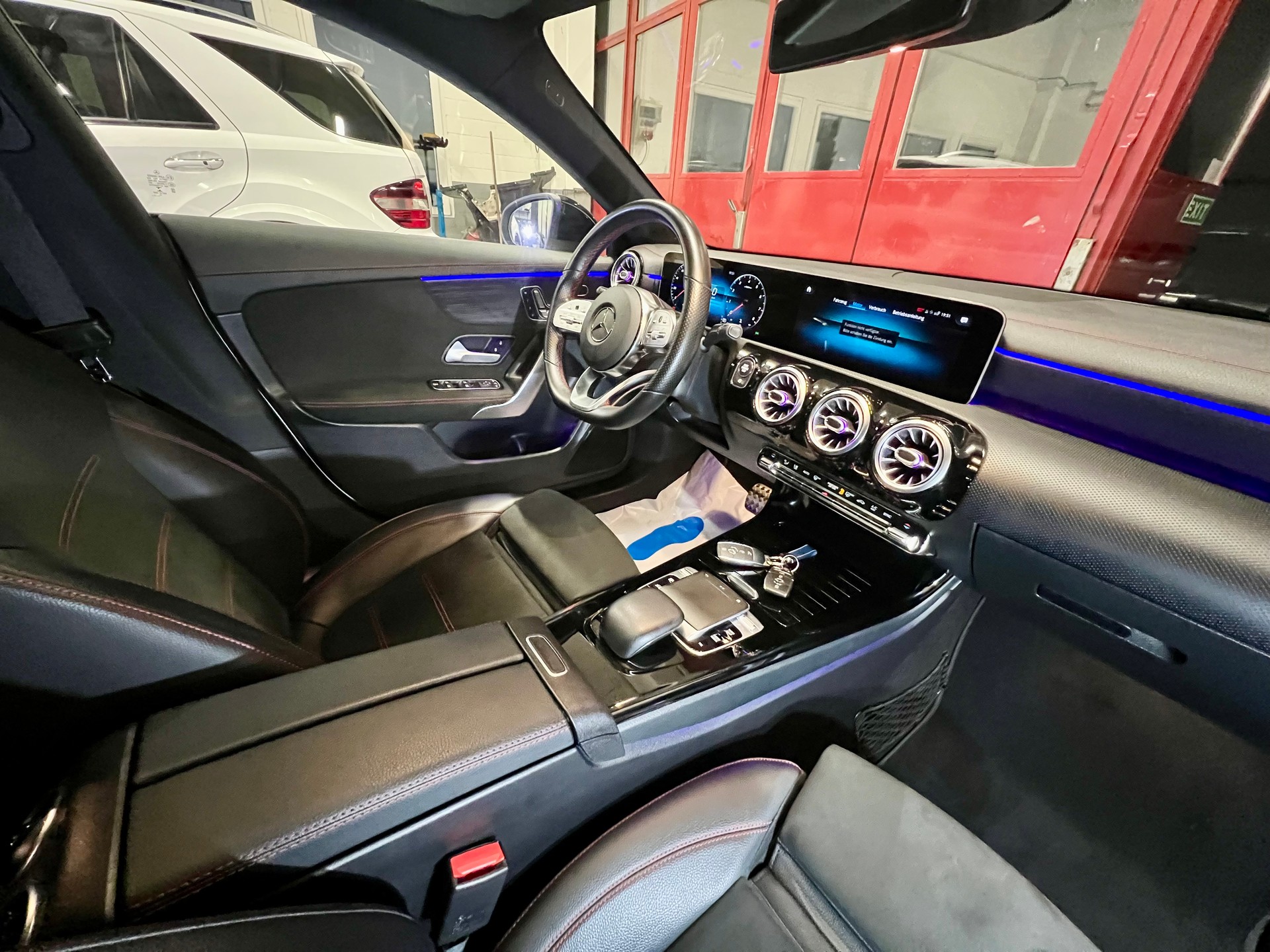 MERCEDES-BENZ CLA Shooting Brake 220 7G-DCT AMG Line-image-13