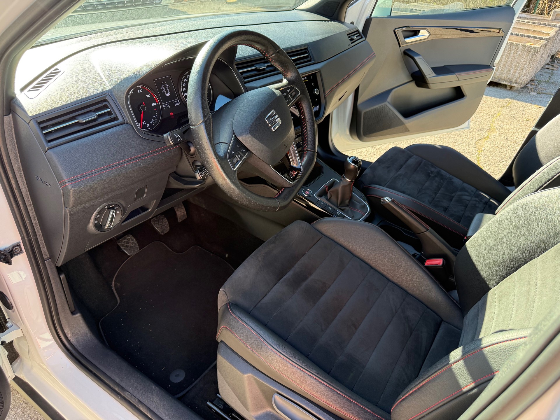 SEAT Arona 1.5 TSI Evo FR ( Sièges alcanthara - Visite du jour-Garantie-Service à jour )-image-5