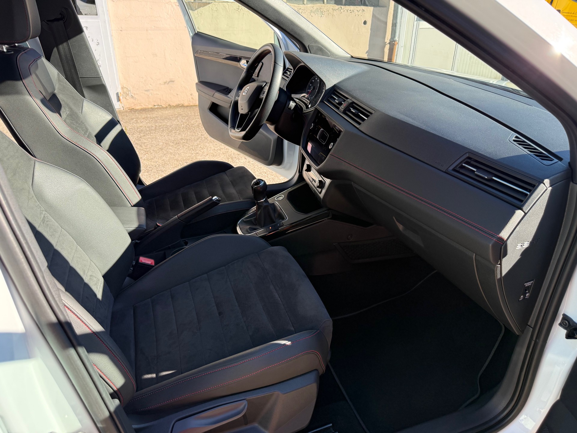 SEAT Arona 1.5 TSI Evo FR ( Sièges alcanthara - Visite du jour-Garantie-Service à jour )-image-7