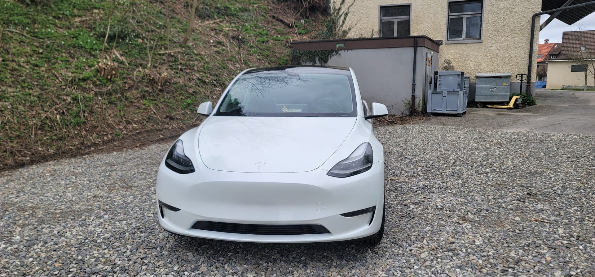 TESLA Model Y Long Range-image-1
