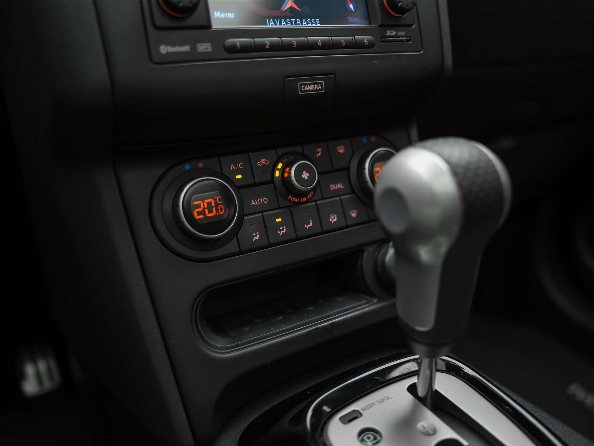 NISSAN Qashqai 2.0 16V 360 4x4 *Panorama*Leder/Alcantara*360° Kamera*-image-24