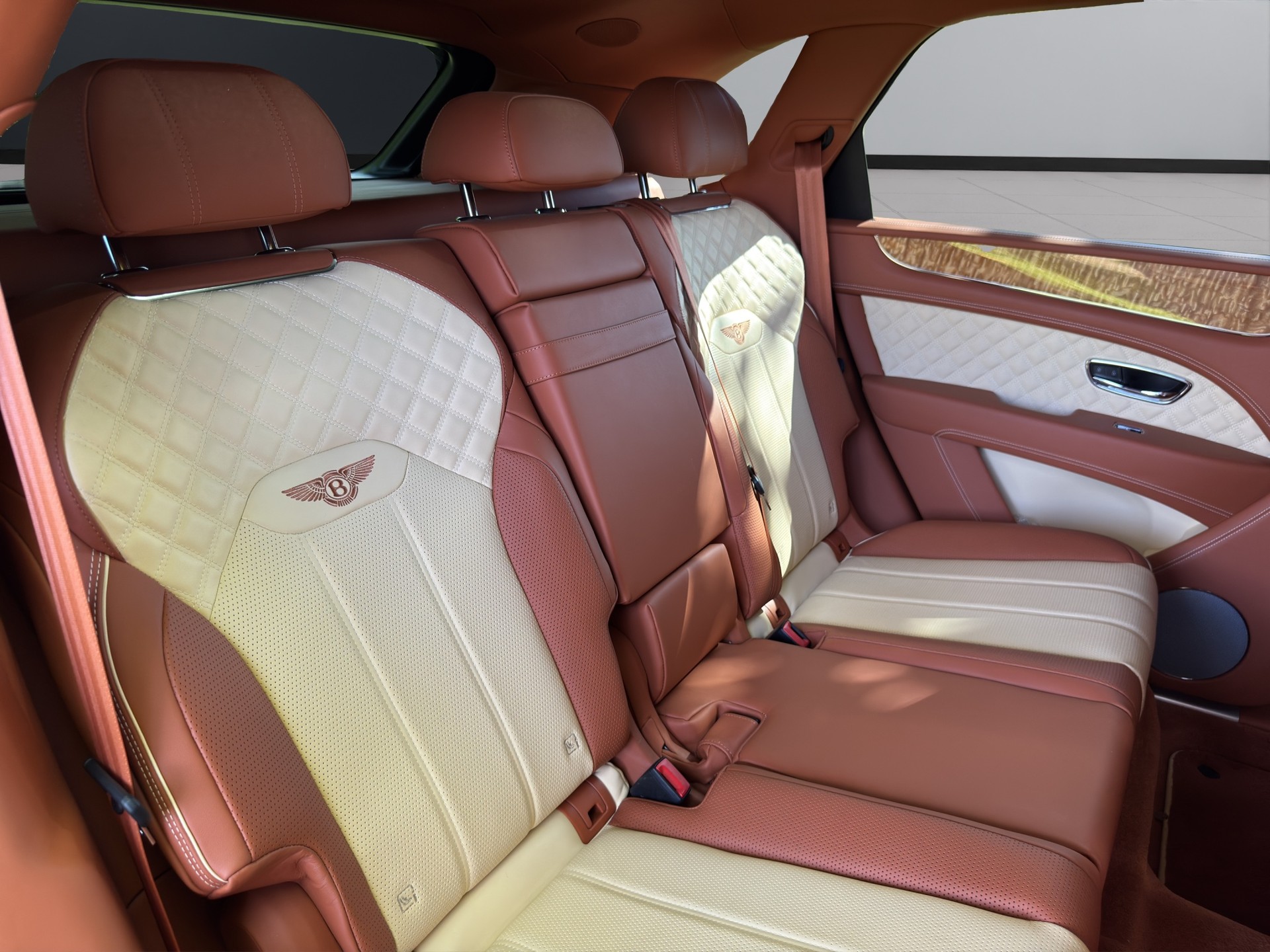 BENTLEY Bentayga V8-image-15