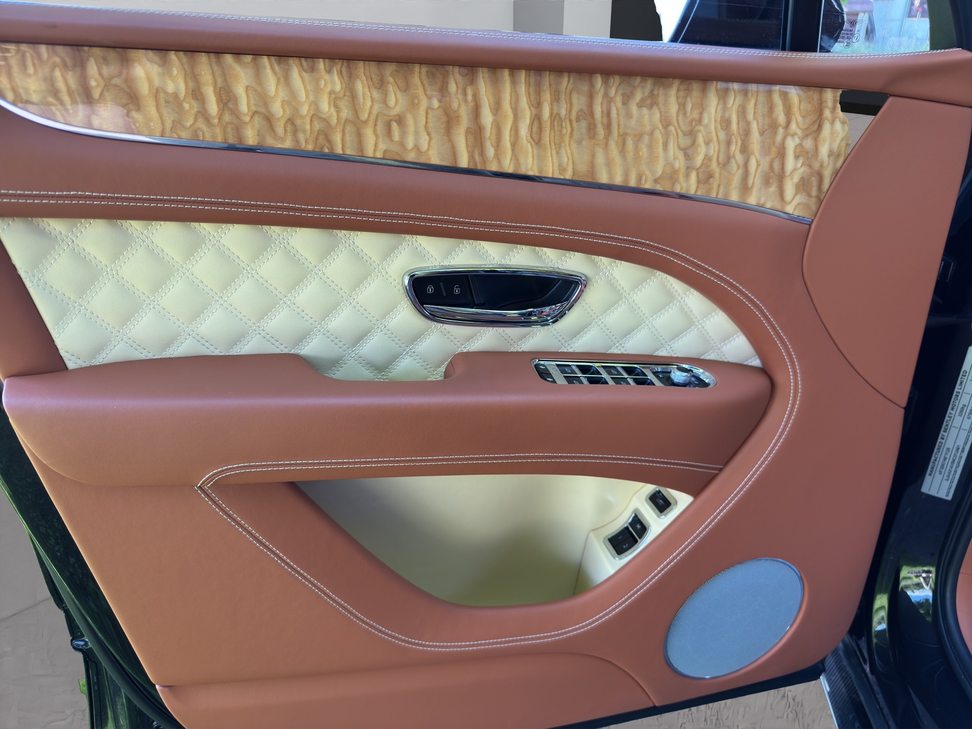 BENTLEY Bentayga V8-image-23