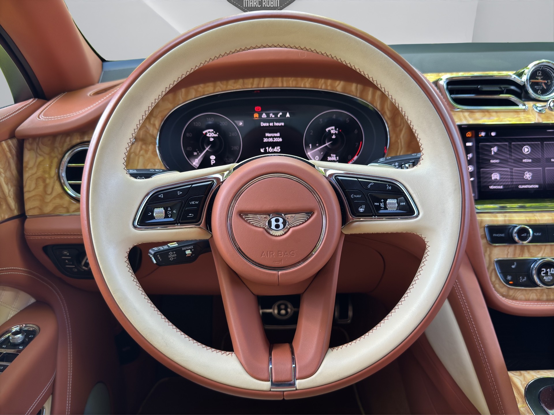 BENTLEY Bentayga V8-image-9