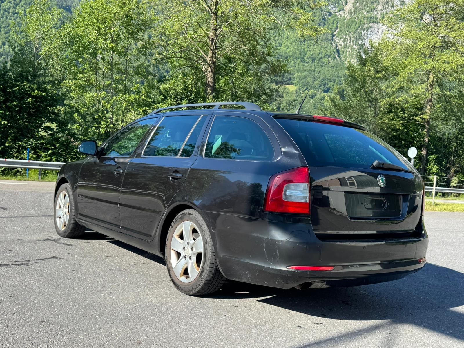 SKODA Octavia Combi 2.0 TDI Elegance DSG-image-4