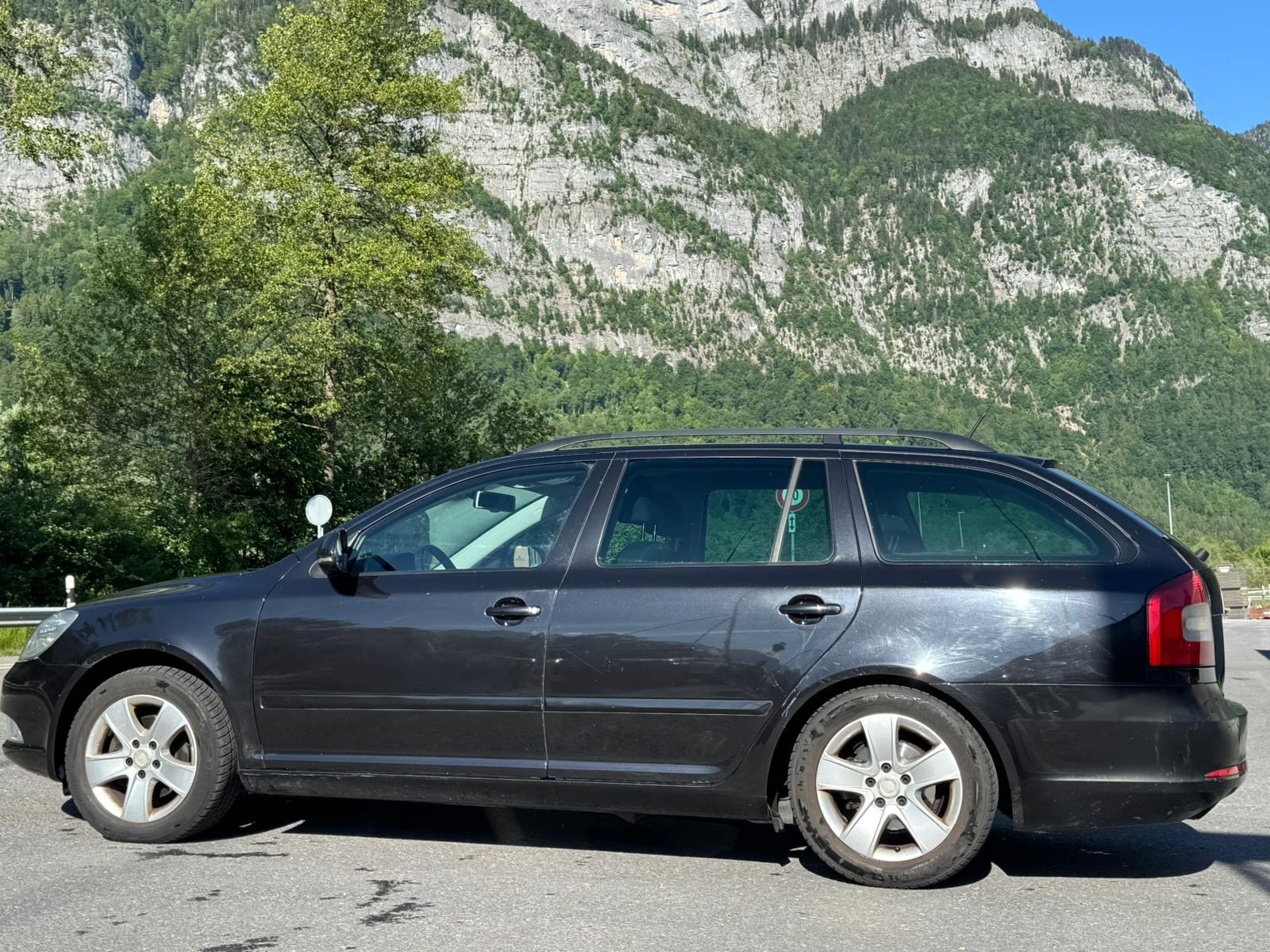 SKODA Octavia Combi 2.0 TDI Elegance DSG-image-1
