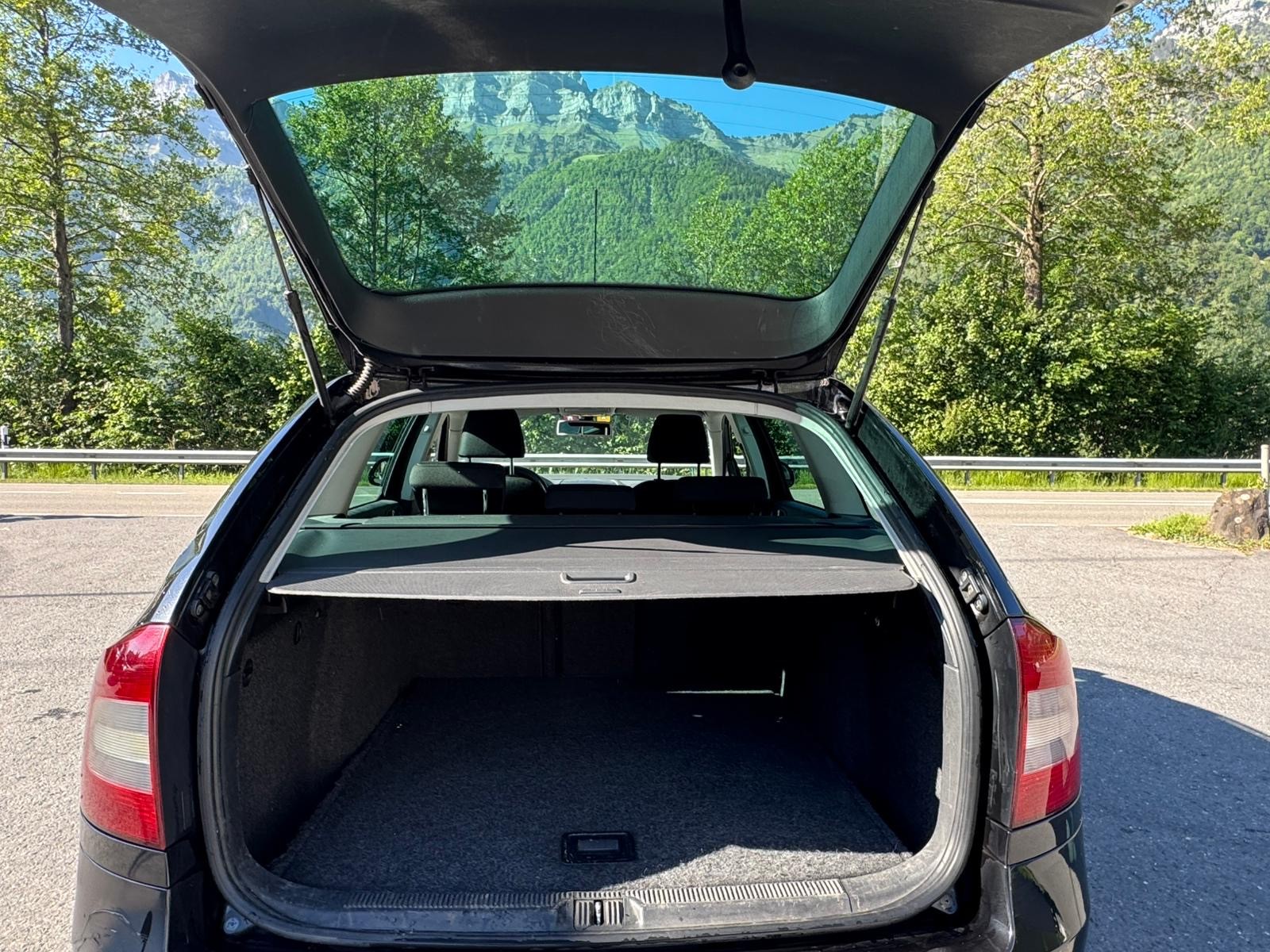 SKODA Octavia Combi 2.0 TDI Elegance DSG-image-9
