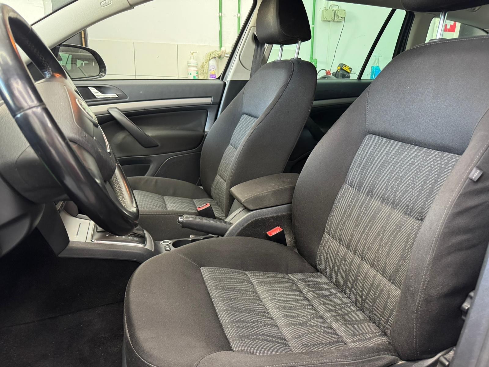 SKODA Octavia Combi 2.0 TDI Elegance DSG-image-12