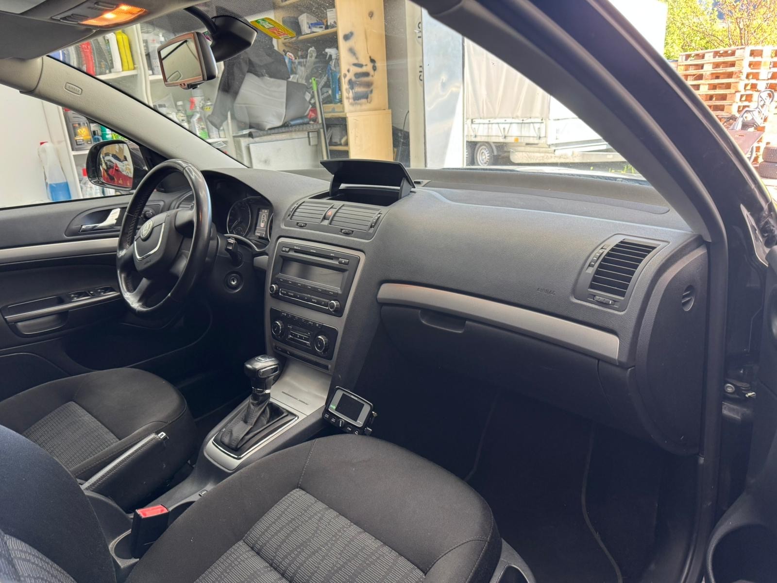 SKODA Octavia Combi 2.0 TDI Elegance DSG-image-14