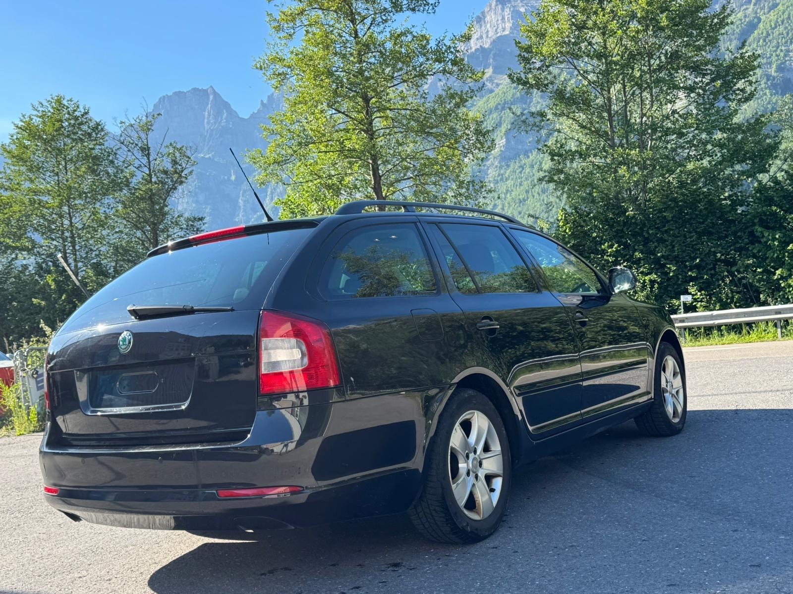 SKODA Octavia Combi 2.0 TDI Elegance DSG-image-11