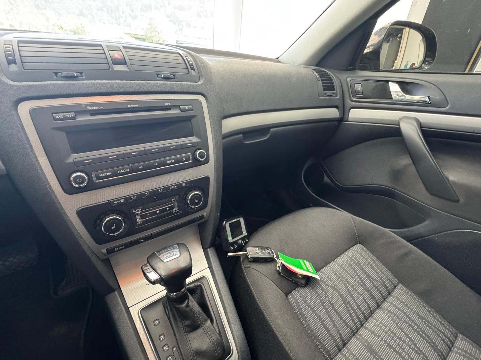 SKODA Octavia Combi 2.0 TDI Elegance DSG-image-3