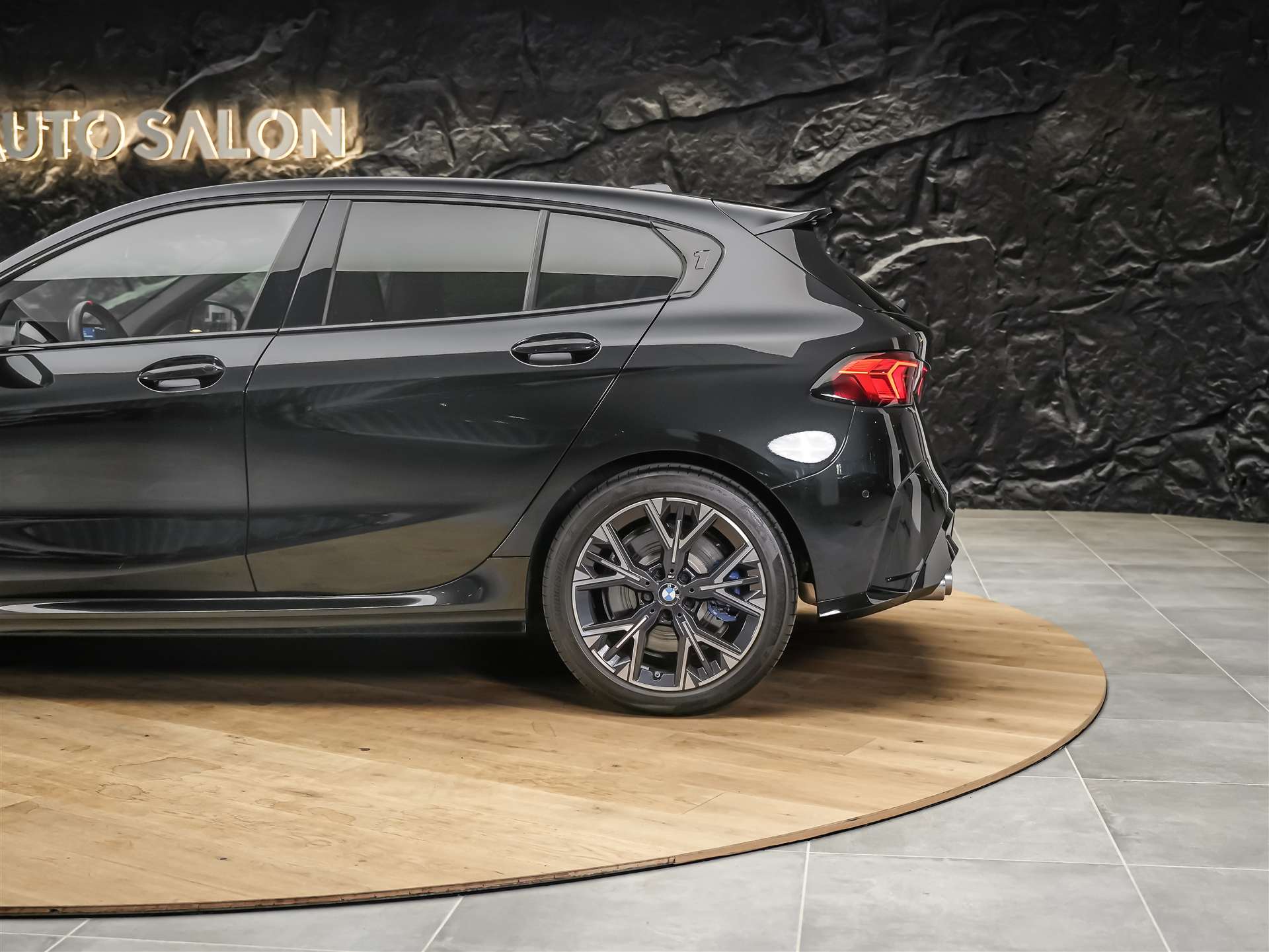 BMW M135 xDrive *Harman/Kardon*Sportsitze*Sitzheizung*Keyless Go*-image-15