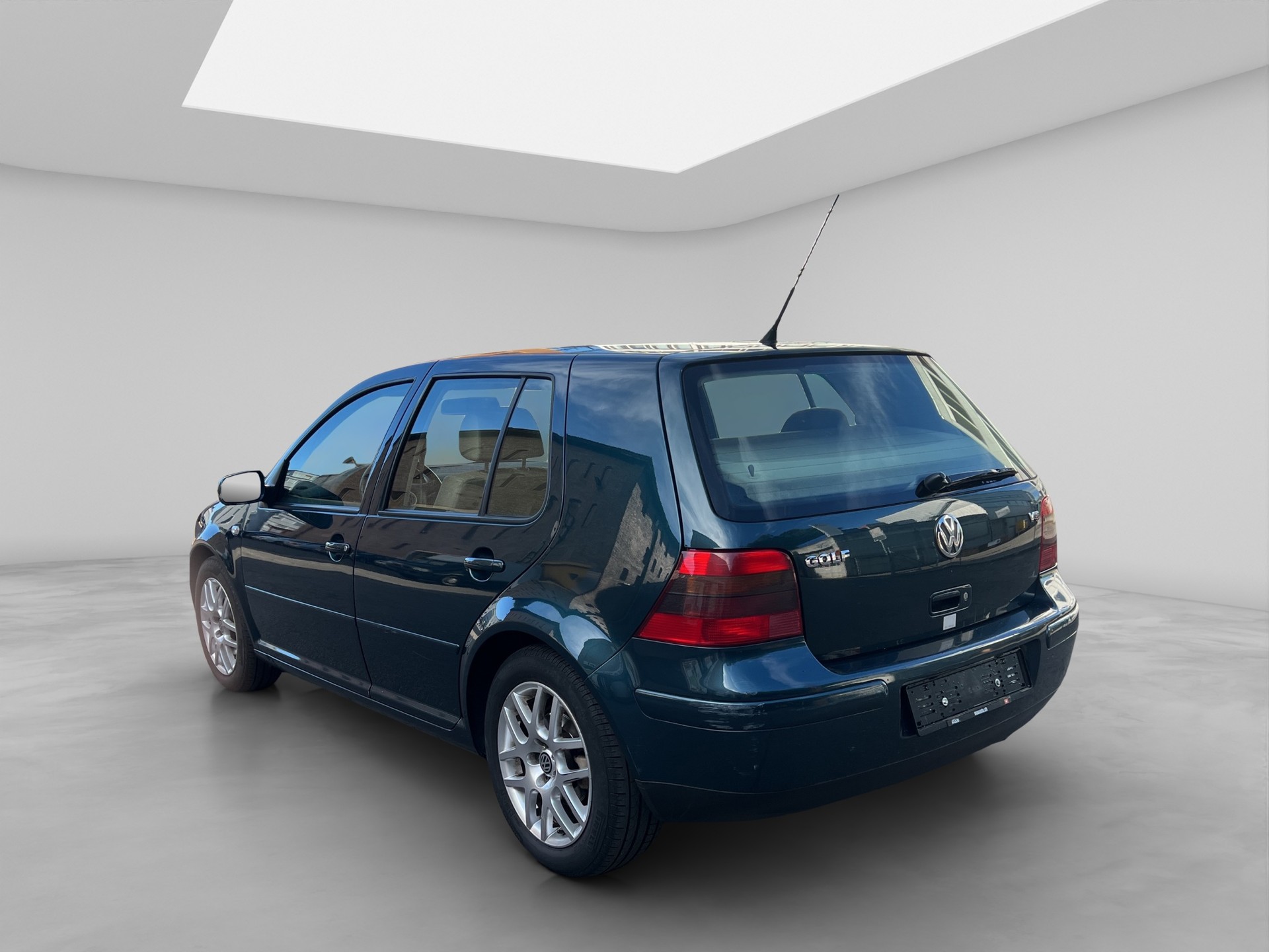 VW Golf 2.3 Highline-showroom-element-3