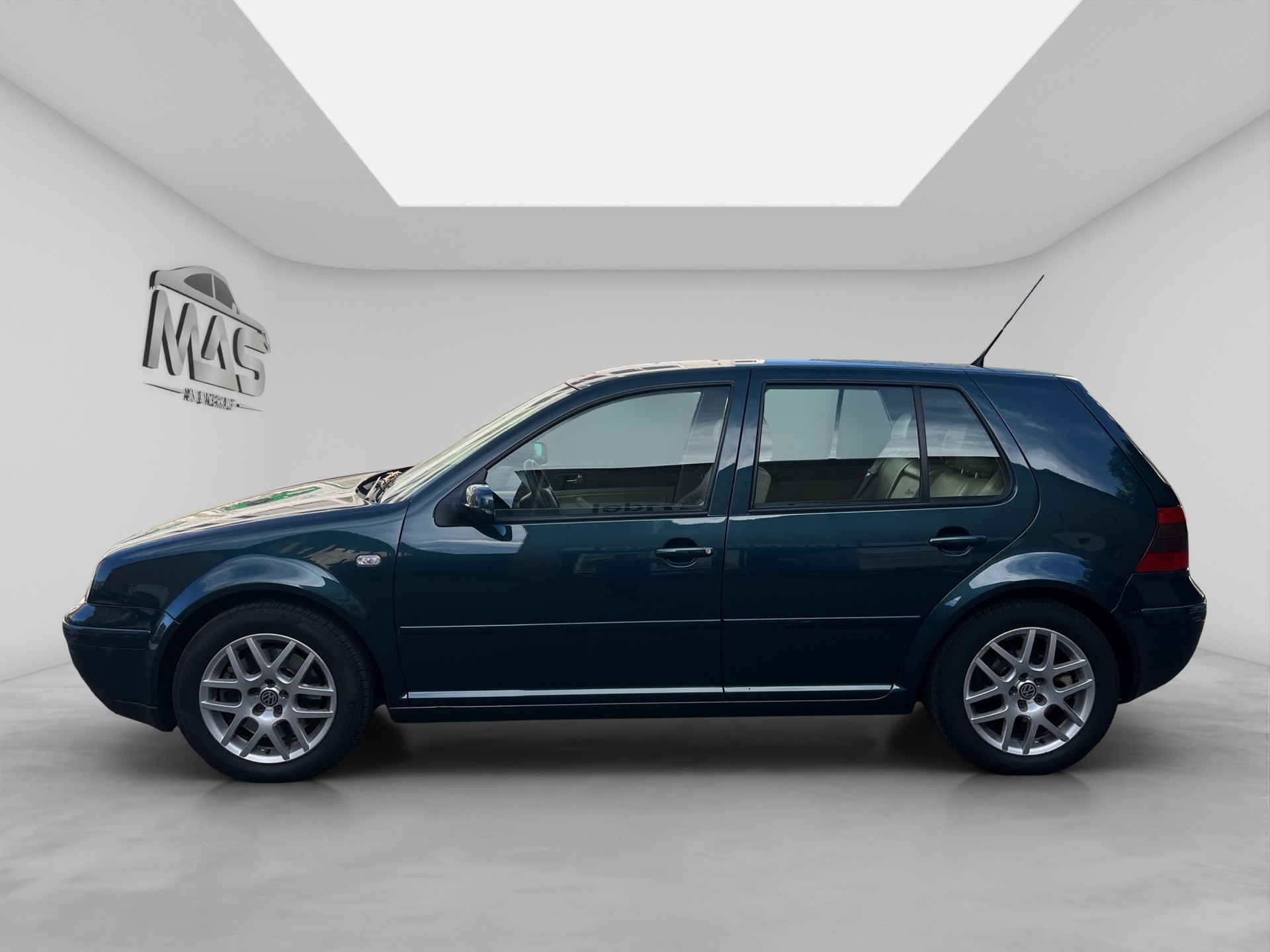 VW Golf 2.3 Highline-showroom-element-2