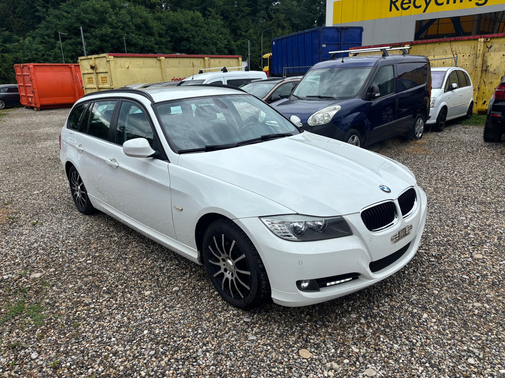 BMW 320i Touring-image-1