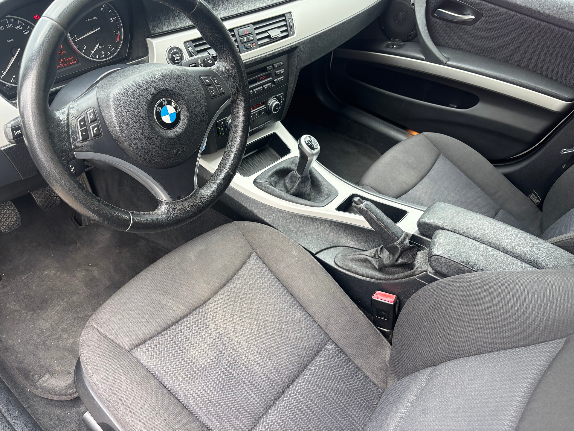 BMW 320i Touring-image-8
