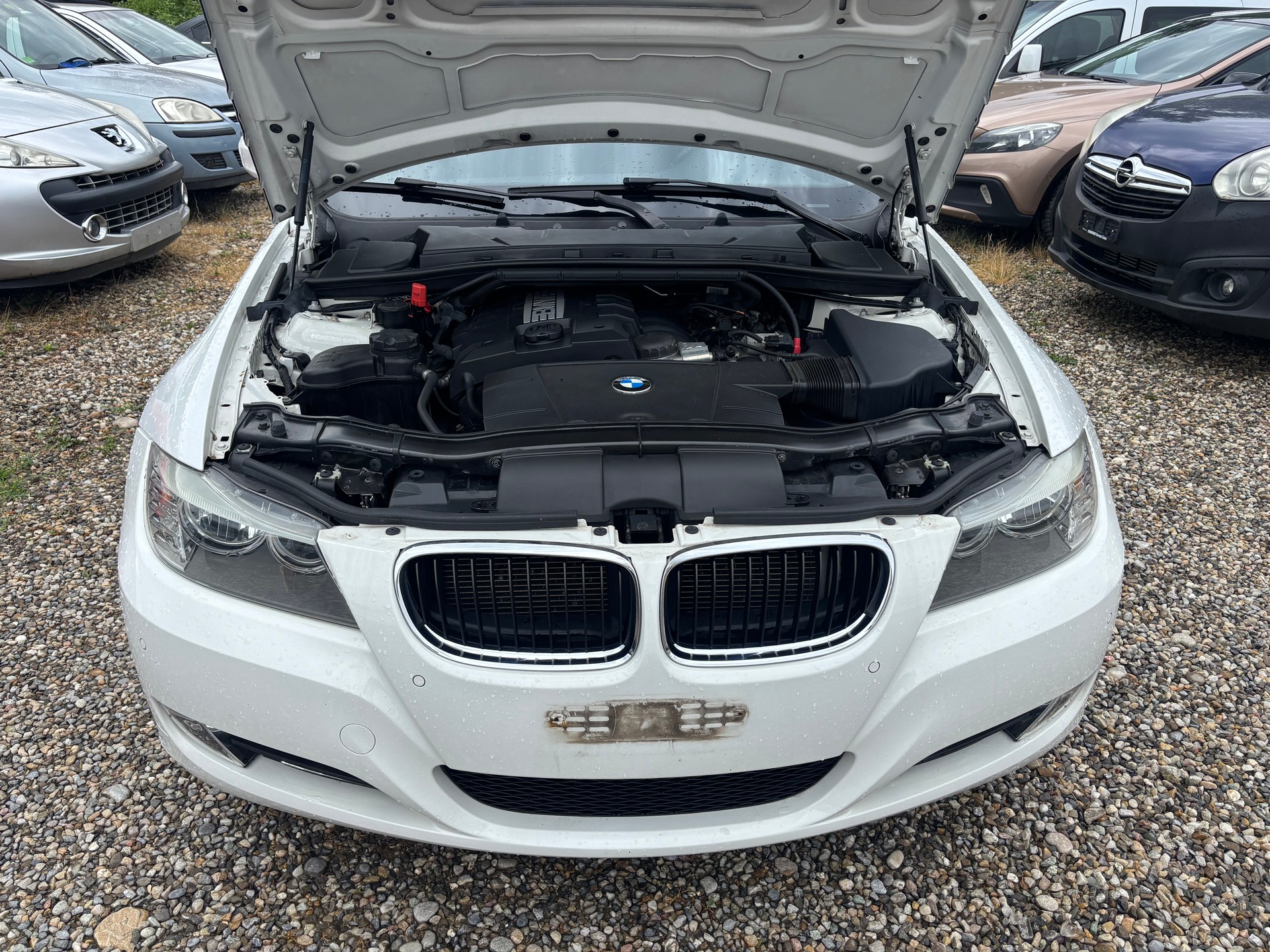 BMW 320i Touring-image-12