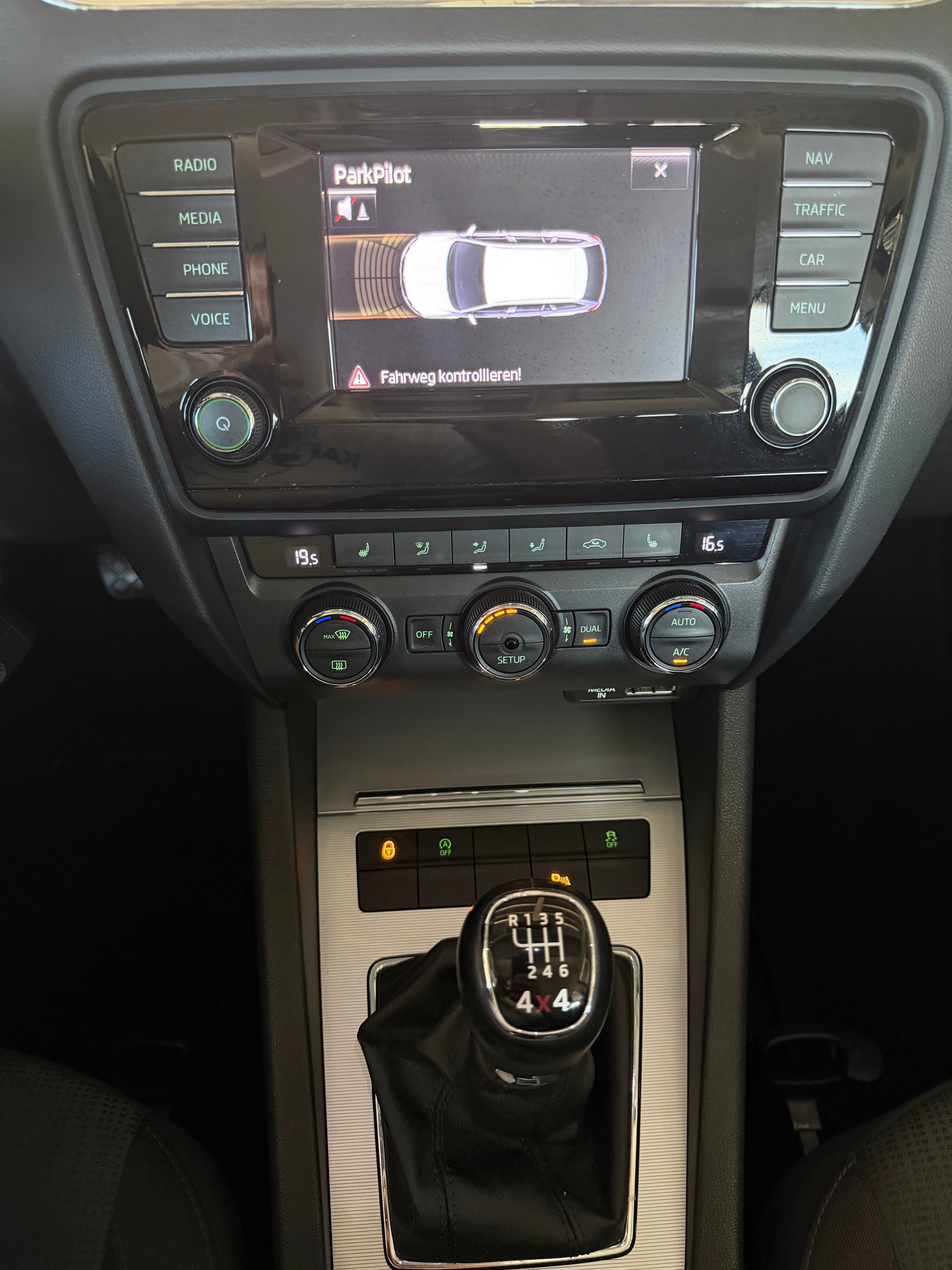 SKODA Octavia Combi 2.0 TDI Elegance 4x4-image-15