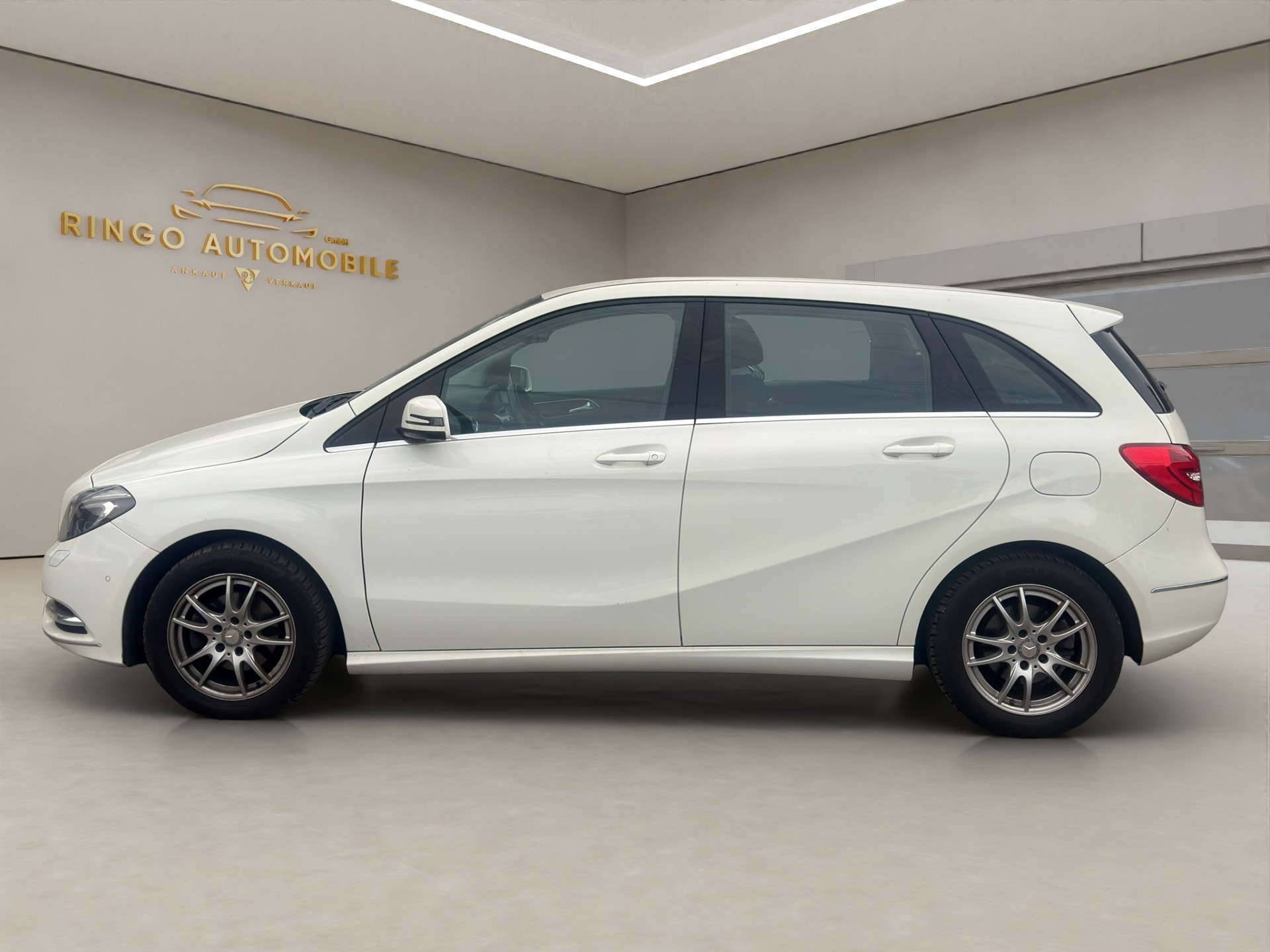 MERCEDES-BENZ B 180 CDI Blue Efficiency Edition-showroom-element-3