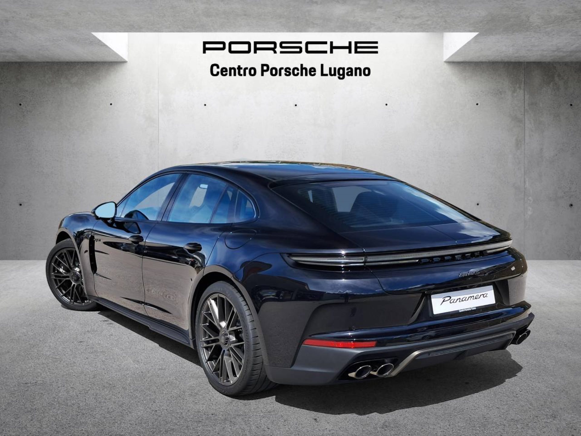 PORSCHE Panamera Turbo S E-Hybrid-showroom-element-2