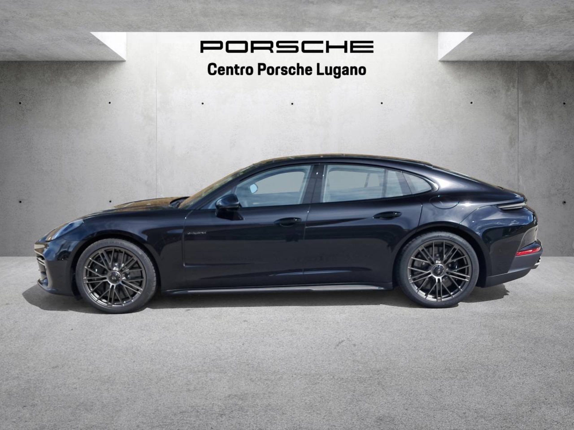 PORSCHE Panamera Turbo S E-Hybrid-showroom-element-1