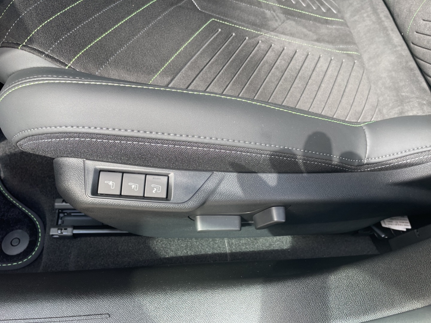 PEUGEOT 208 NEW 1.2 Hybrid 145 GT-image-12
