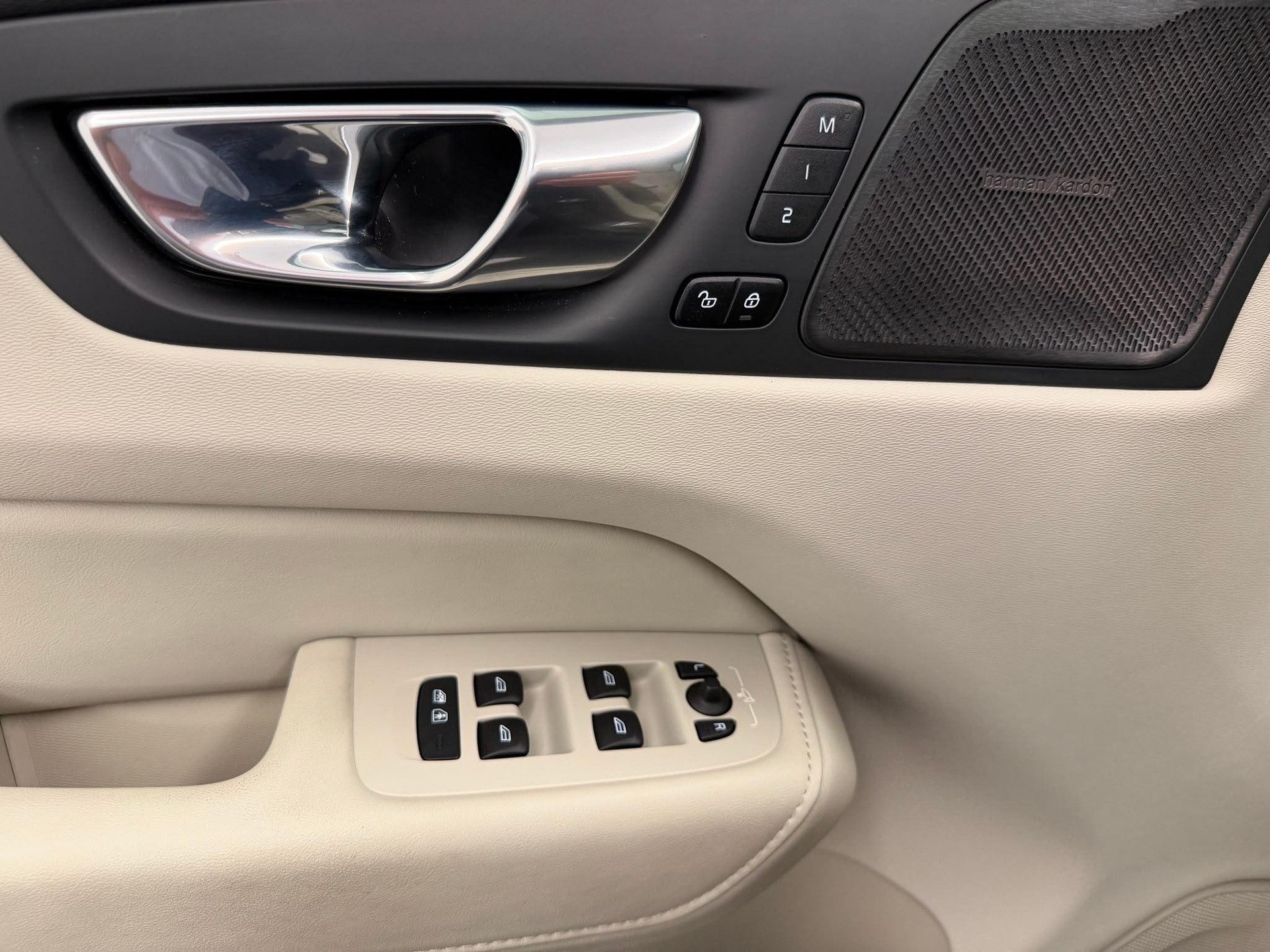 VOLVO XC60 2.0 T6 TE Inscription eAWD-image-17