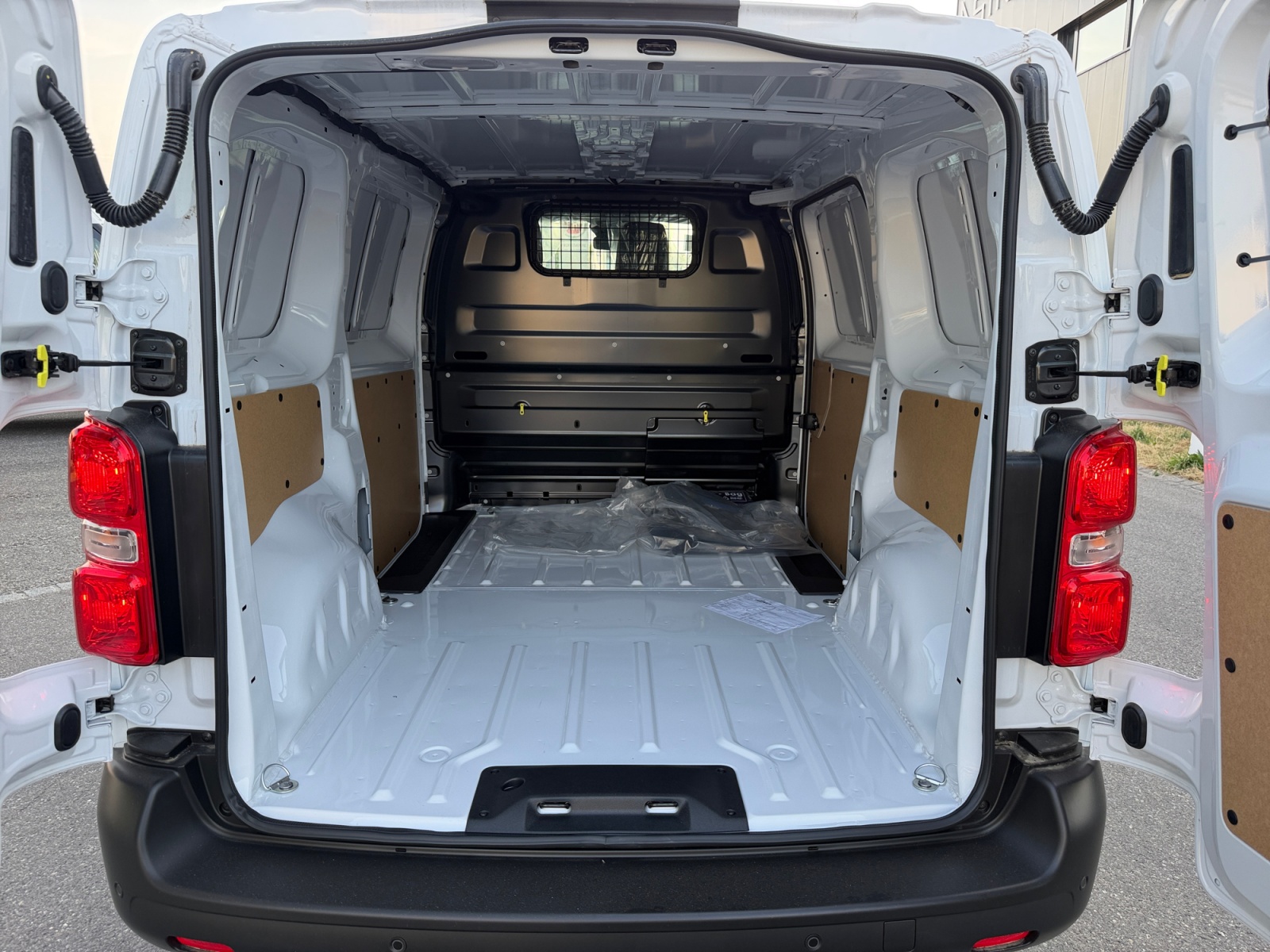 FIAT E-Scudo 75kWh L2 * 360 km Reichweite * Top Preis * Holzboden Gratis *-showroom-element-3