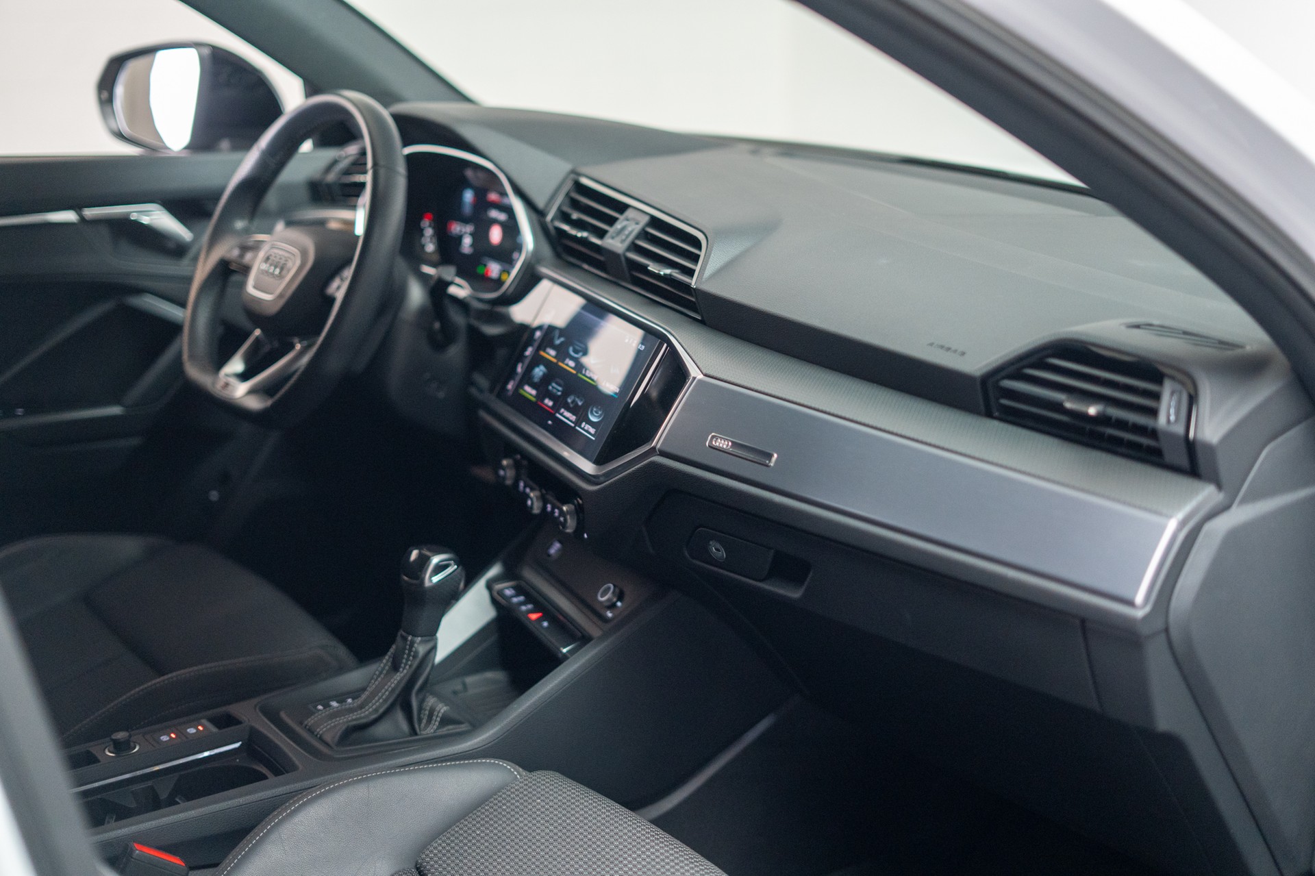 AUDI Q3 1.5 35 TFSI S line S-Tronic / CH-Fahrzeug / S-Line / Rückfahrkamera /-image-17