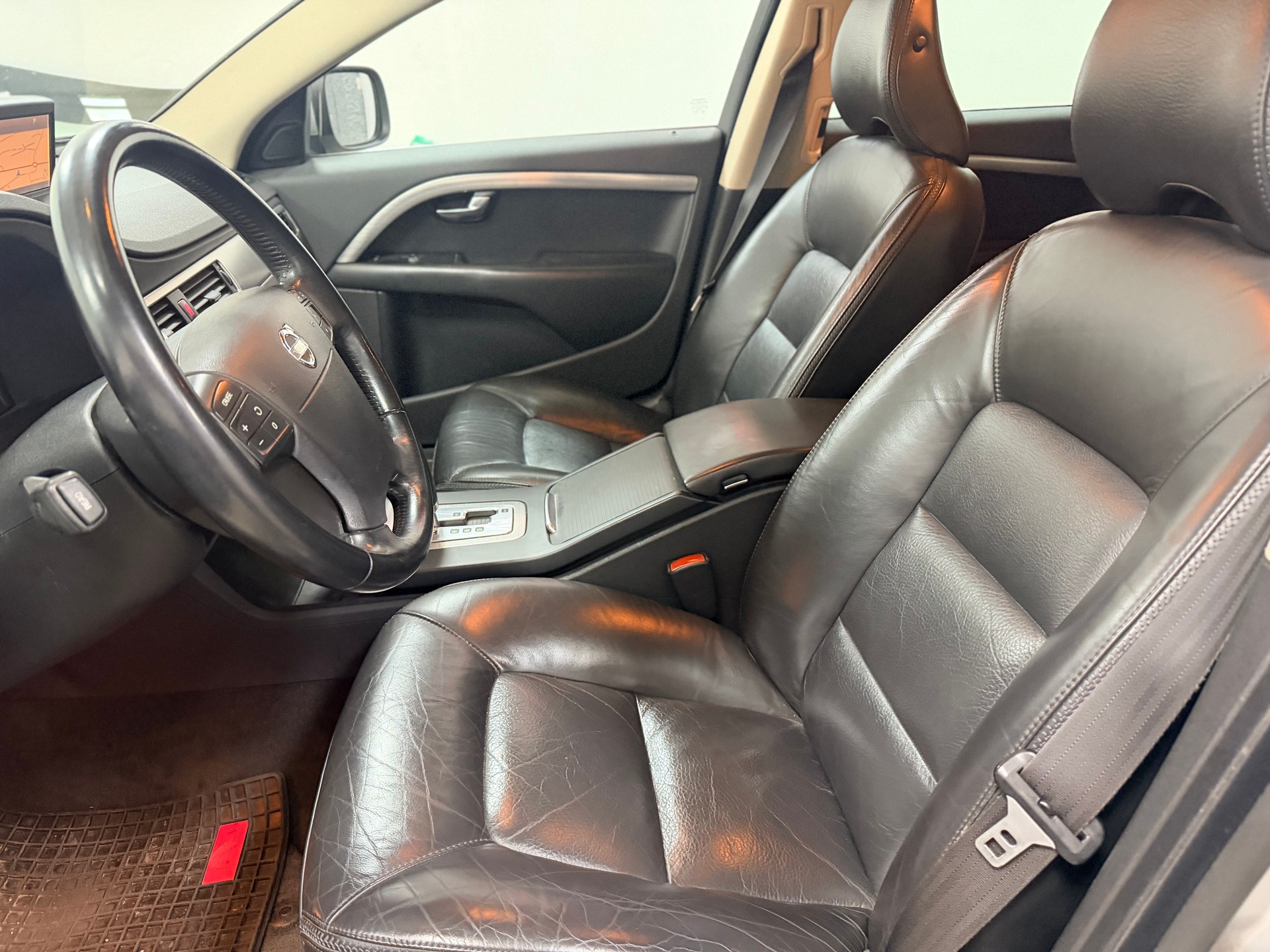 VOLVO XC70 D5 AWD Momentum Geartronic-image-4