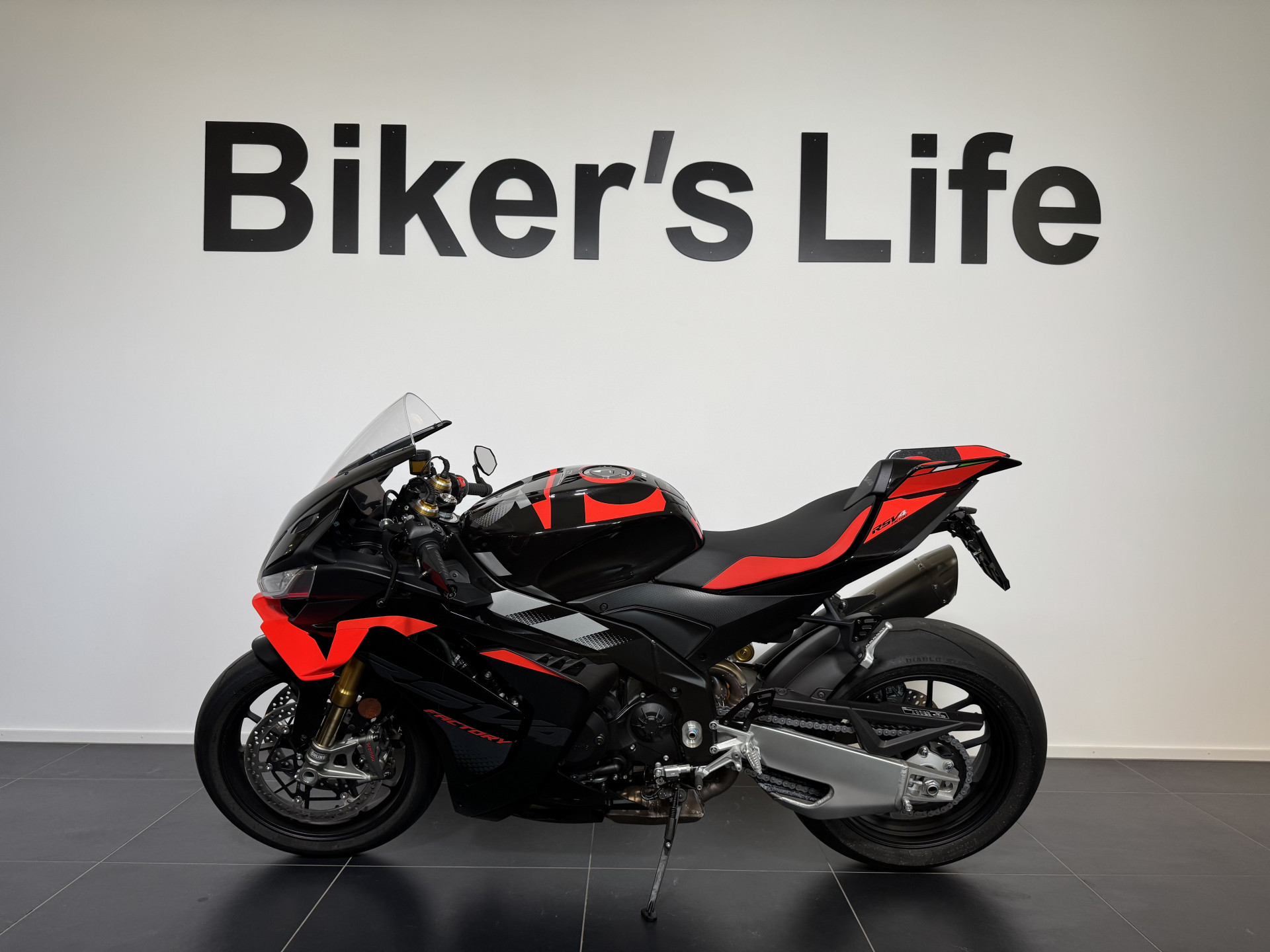 APRILIA RSV4 1100 Factory-image-1