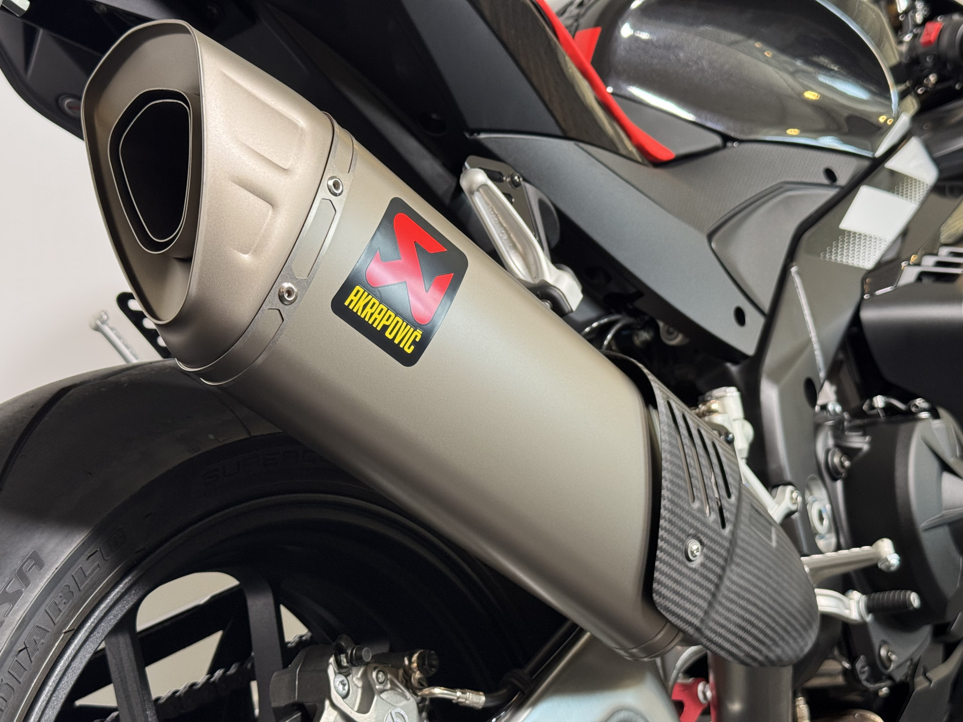 APRILIA RSV4 1100 Factory-image-3