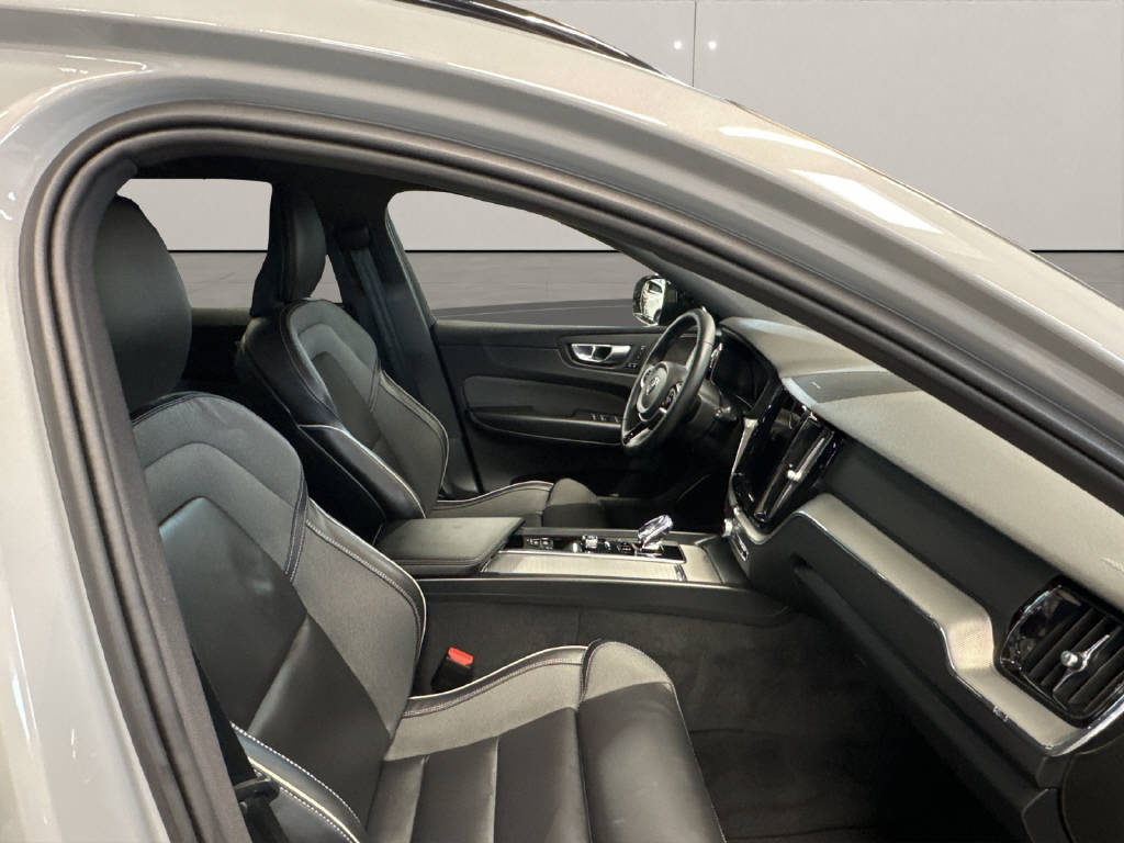 VOLVO XC60 2.0 B4 MH Plus Dark AWD-image-10