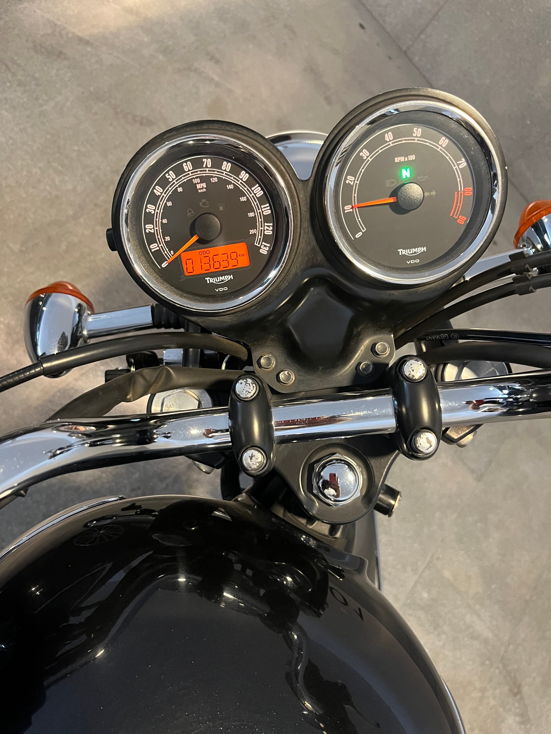 TRIUMPH T100-image-3
