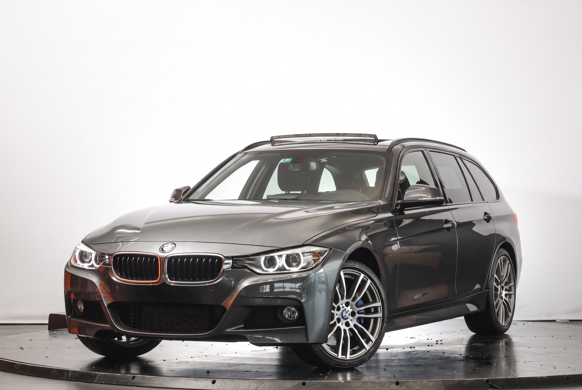 BMW 335i xDrive Touring Steptronic Navigation Professional / Caméra de recul / Accès confort-showroom-element-3