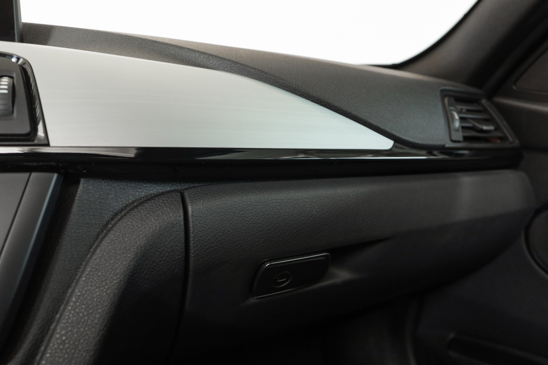 BMW 335i xDrive Touring Steptronic Navigation Professional / Caméra de recul / Accès confort-image-26