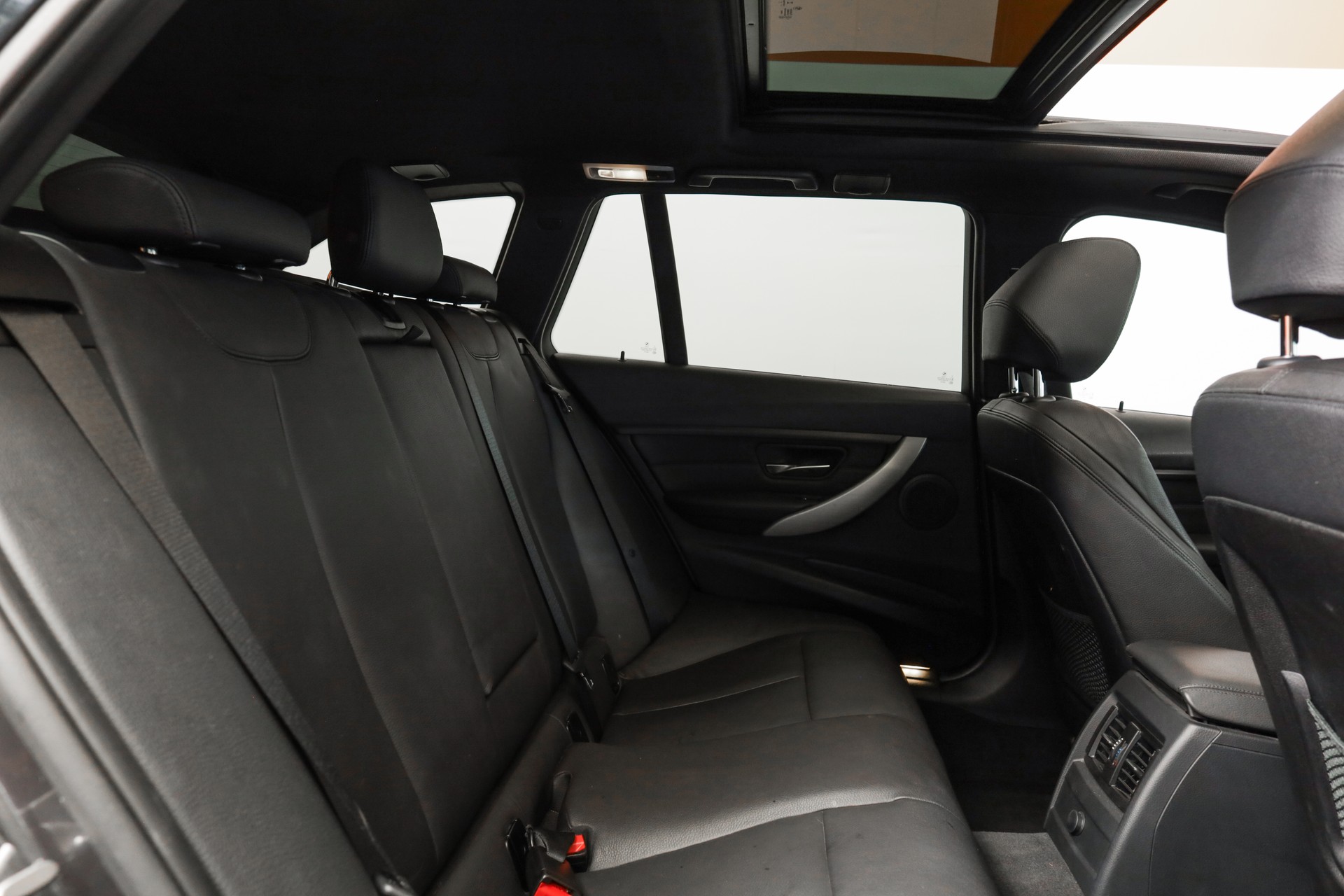 BMW 335i xDrive Touring Steptronic Navigation Professional / Caméra de recul / Accès confort-image-14