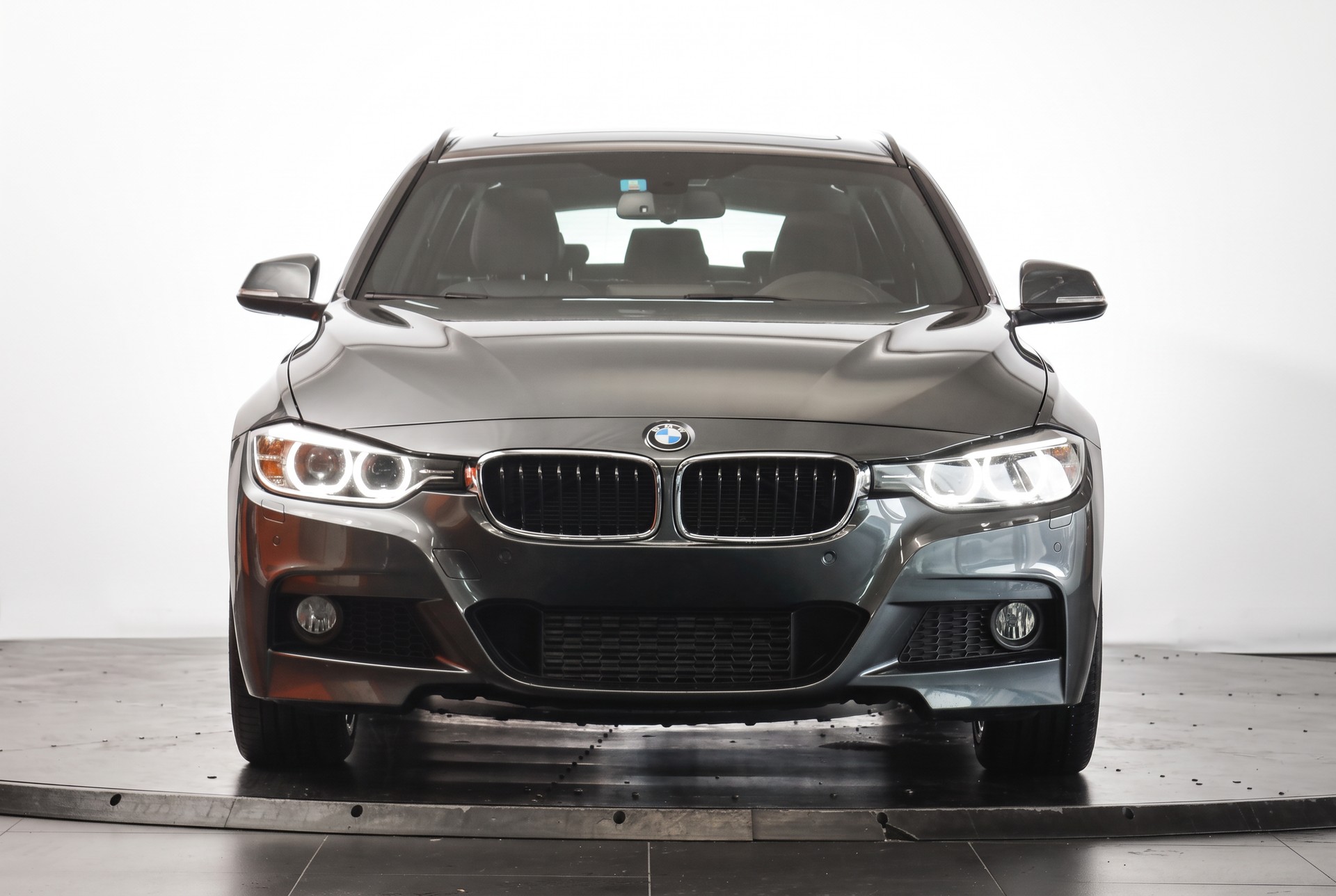 BMW 335i xDrive Touring Steptronic Navigation Professional / Caméra de recul / Accès confort-showroom-element-1